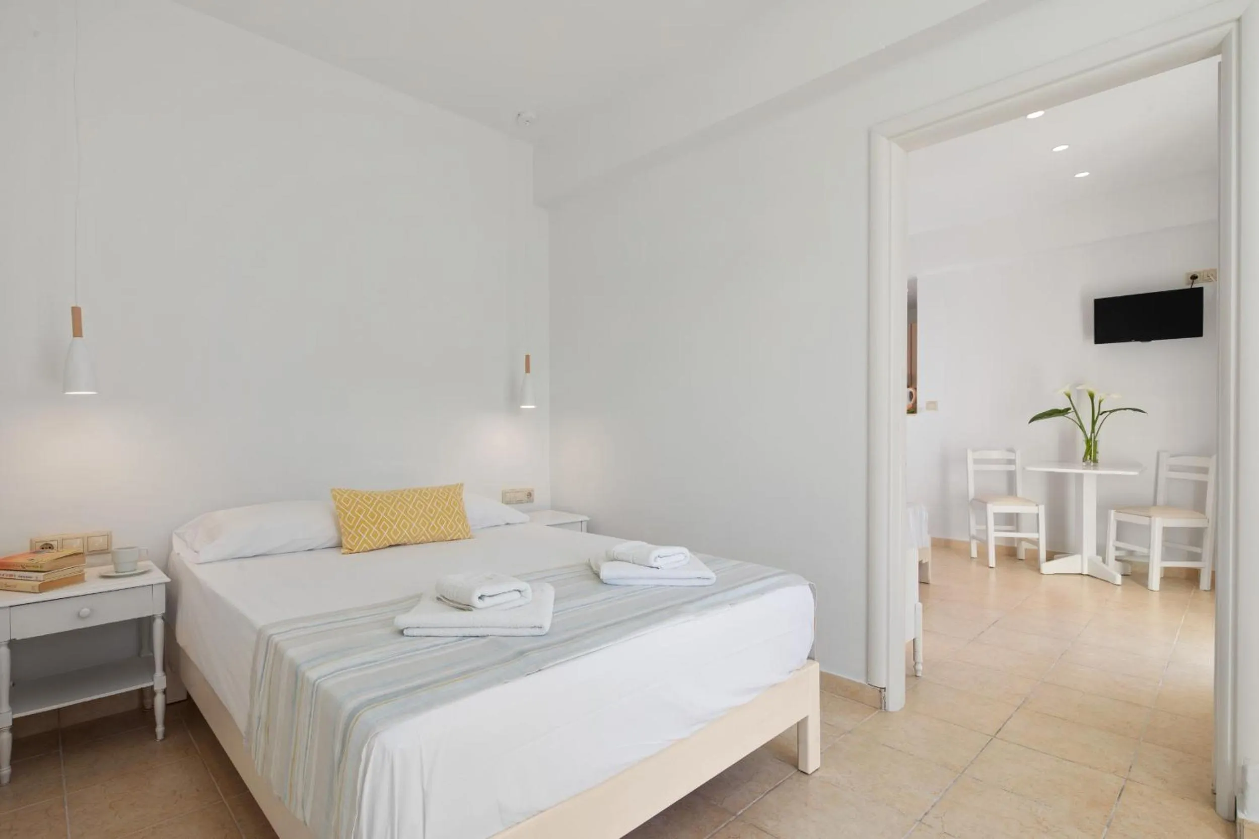 Coffee/tea facilities, Bed in Bella Vista Beach Hotel