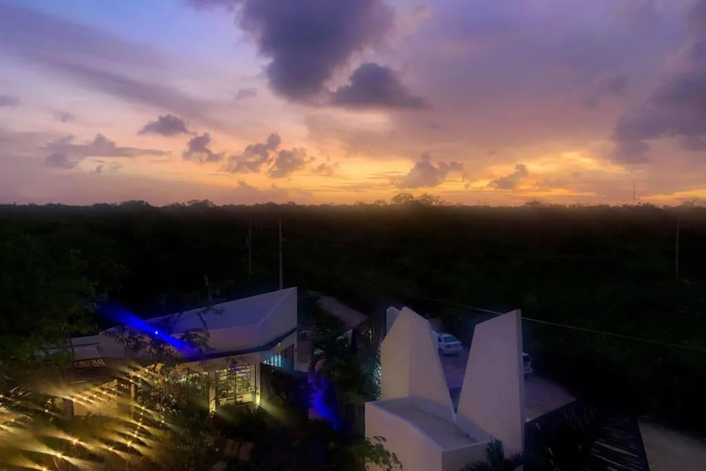 Near Beach+Jungle Views. King bed+220 megs+2 bikes