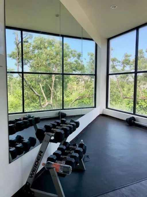 Near Beach+Jungle Views. King bed+220 megs+2 bikes