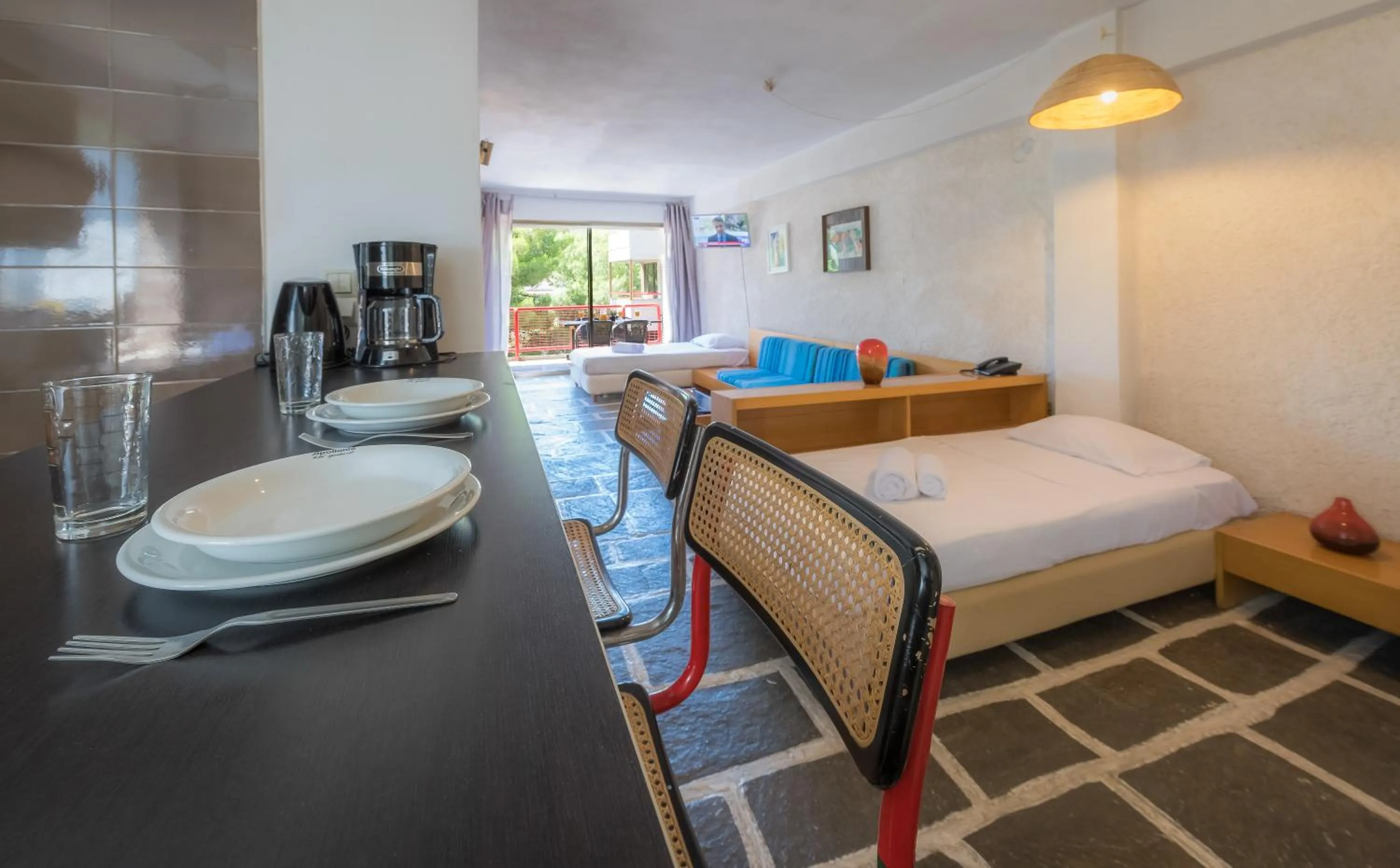 Dining area, Bed in Apollonia Hotel Apartments