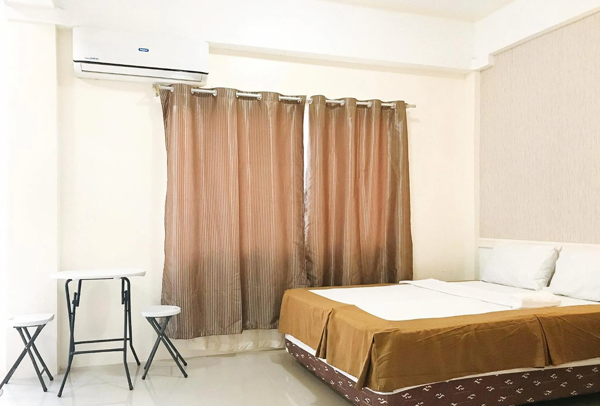 Bed in L and V Bantayan Guest House