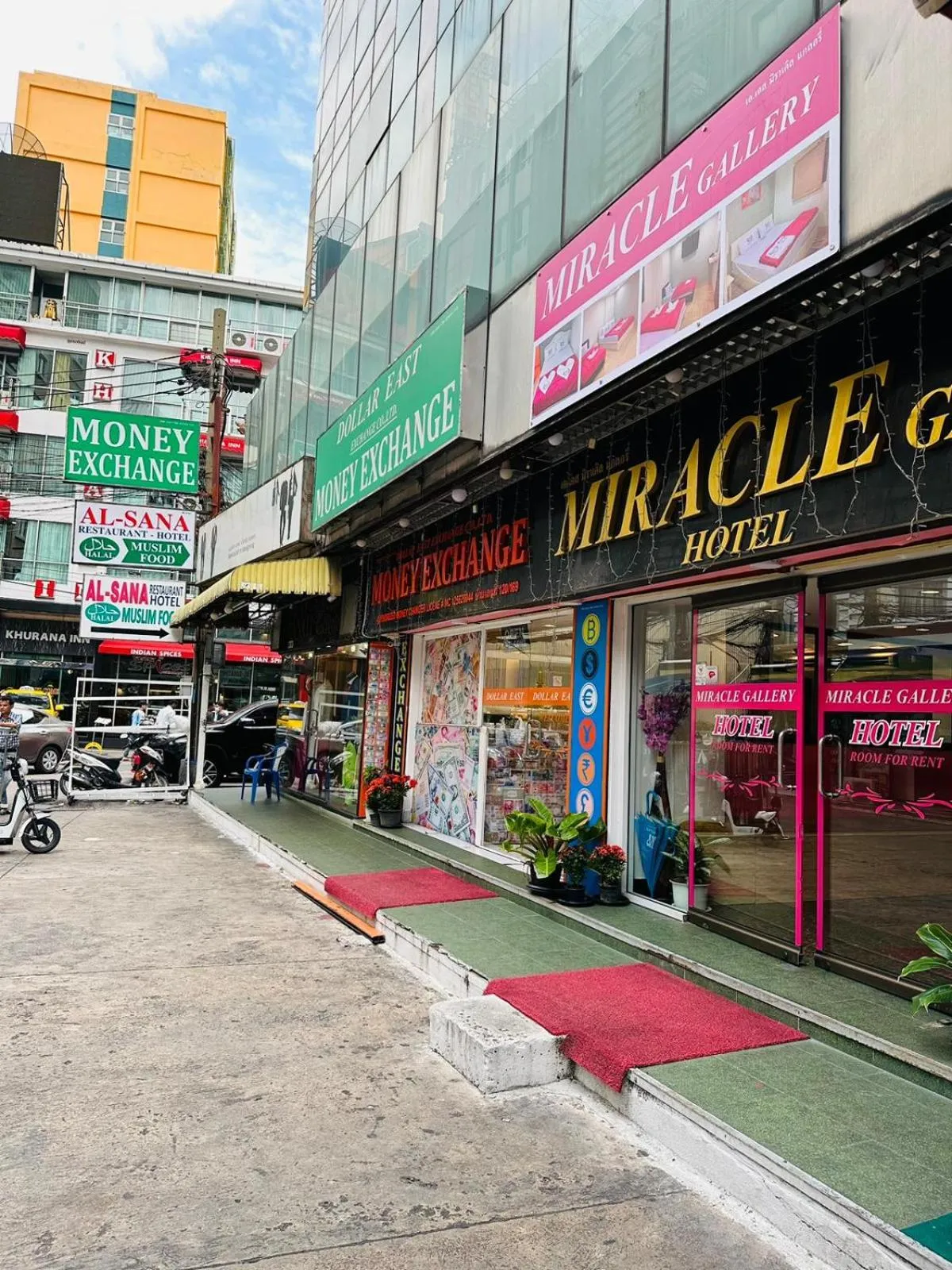 Restaurant/places to eat in Miracle Gallery Hotel