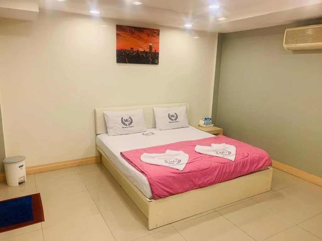 Coffee/tea facilities, Bed in Miracle Gallery Hotel