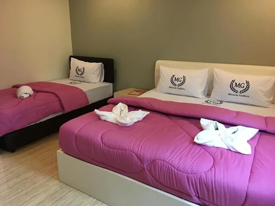 Triple Room in Miracle Gallery Hotel Triple Room in Miracle Gallery Hotel