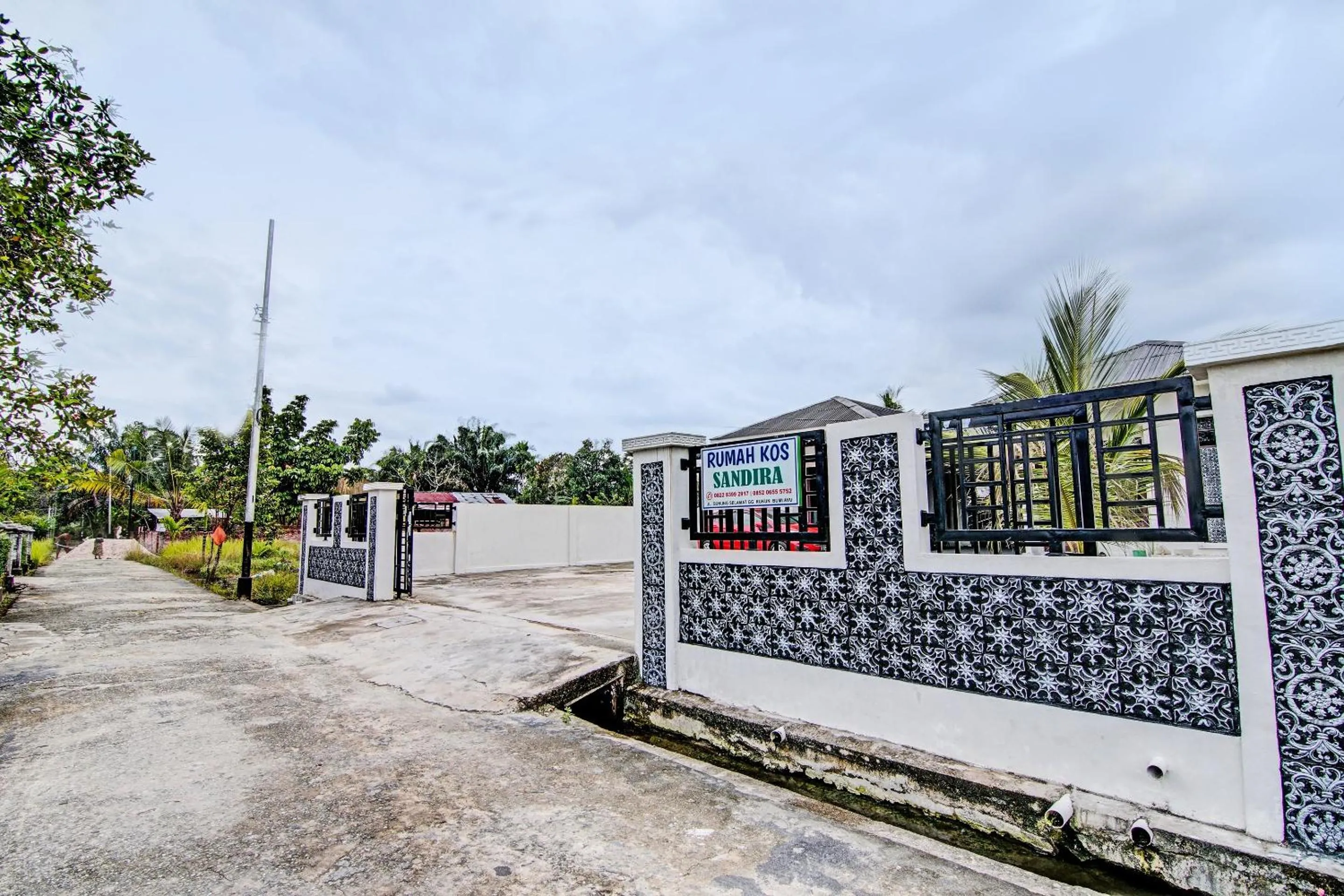 Facade/entrance in Hotel O Sandira Syariah