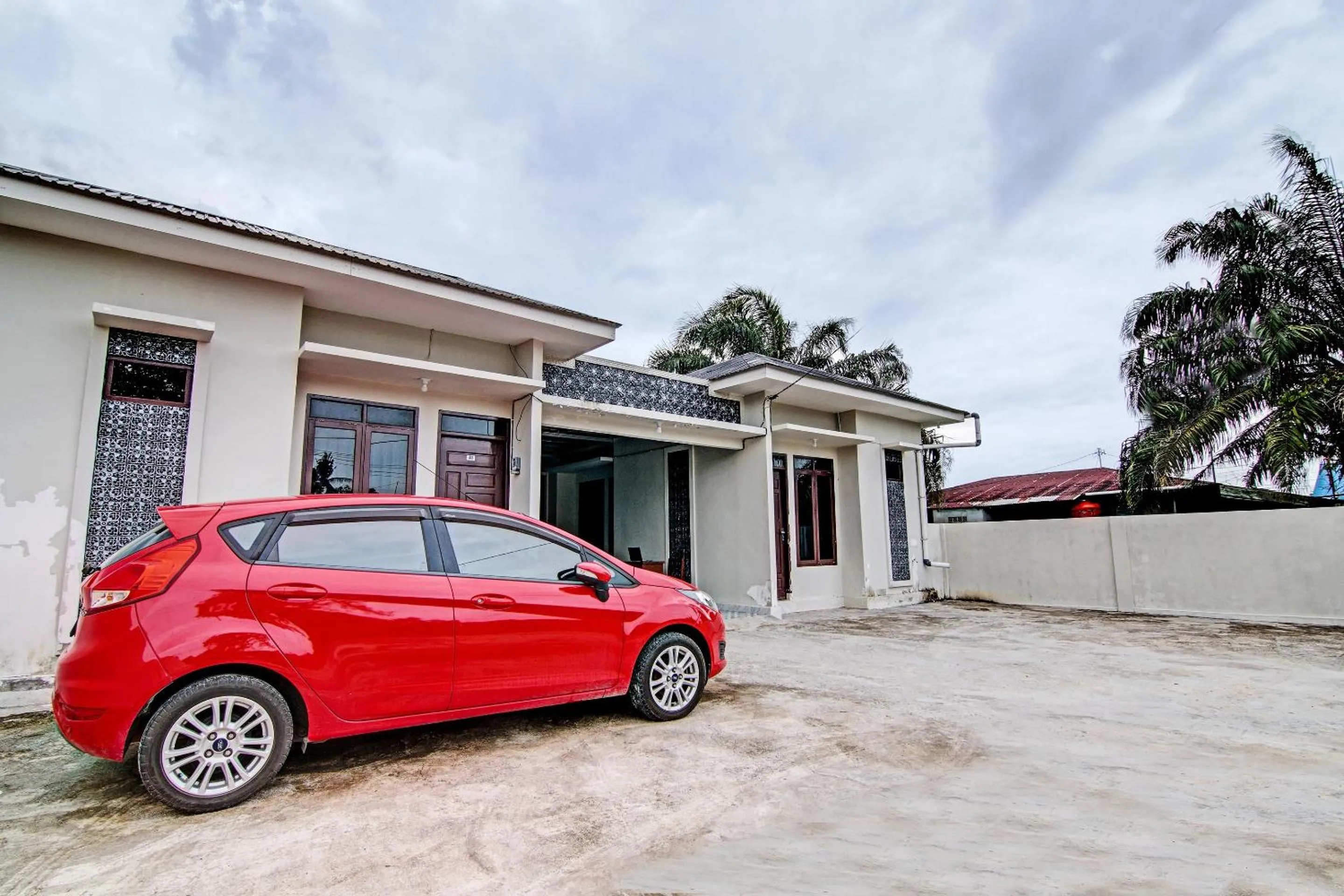Facade/entrance in Hotel O Sandira Syariah