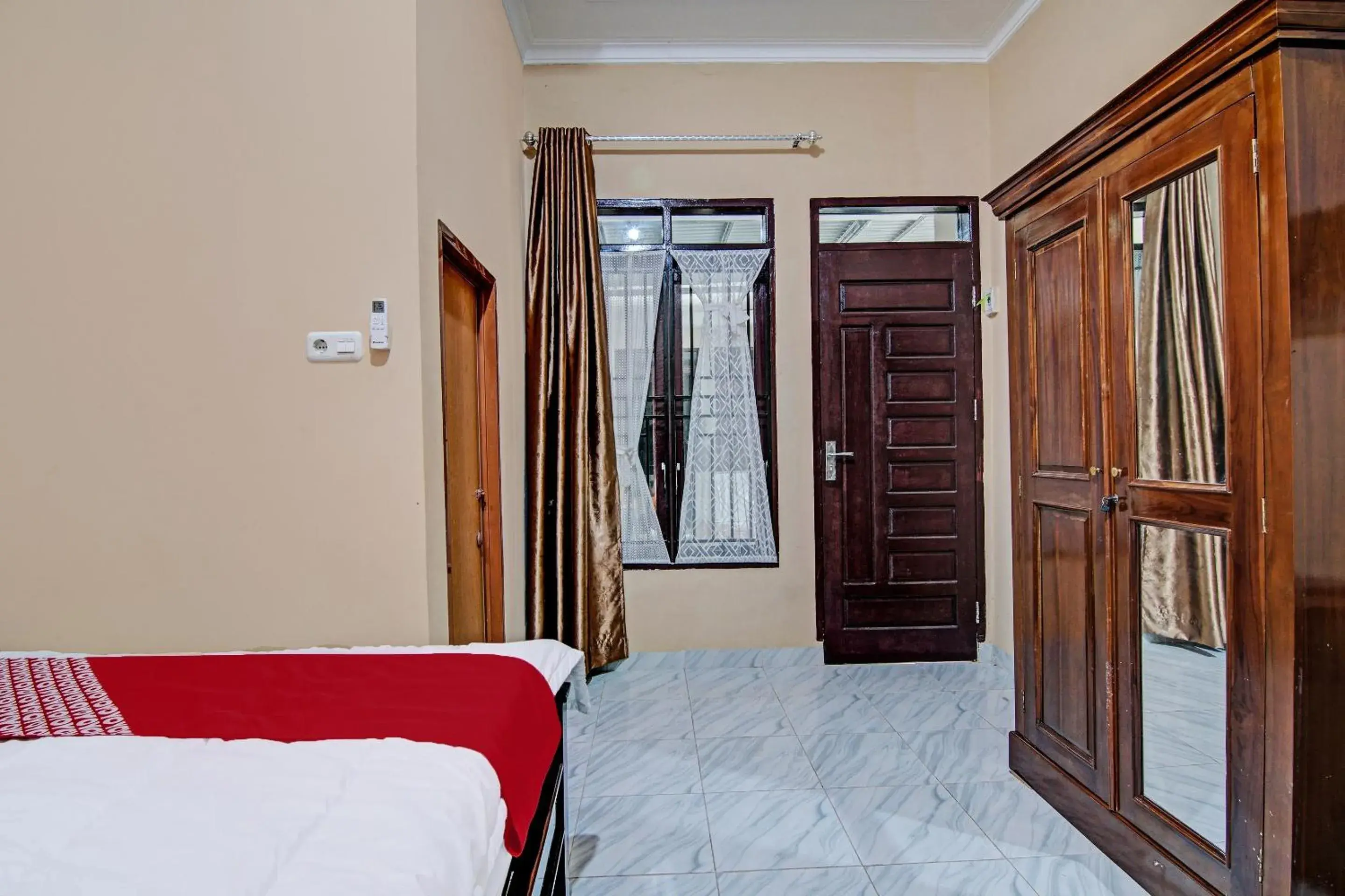 Deluxe Double Room in Hotel O Sandira Syariah Deluxe Double Room in Hotel O Sandira Syariah
