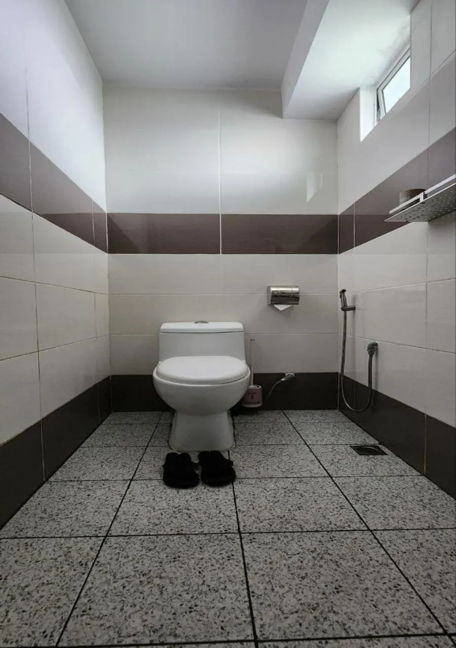 Toilet in Grapevine Garden