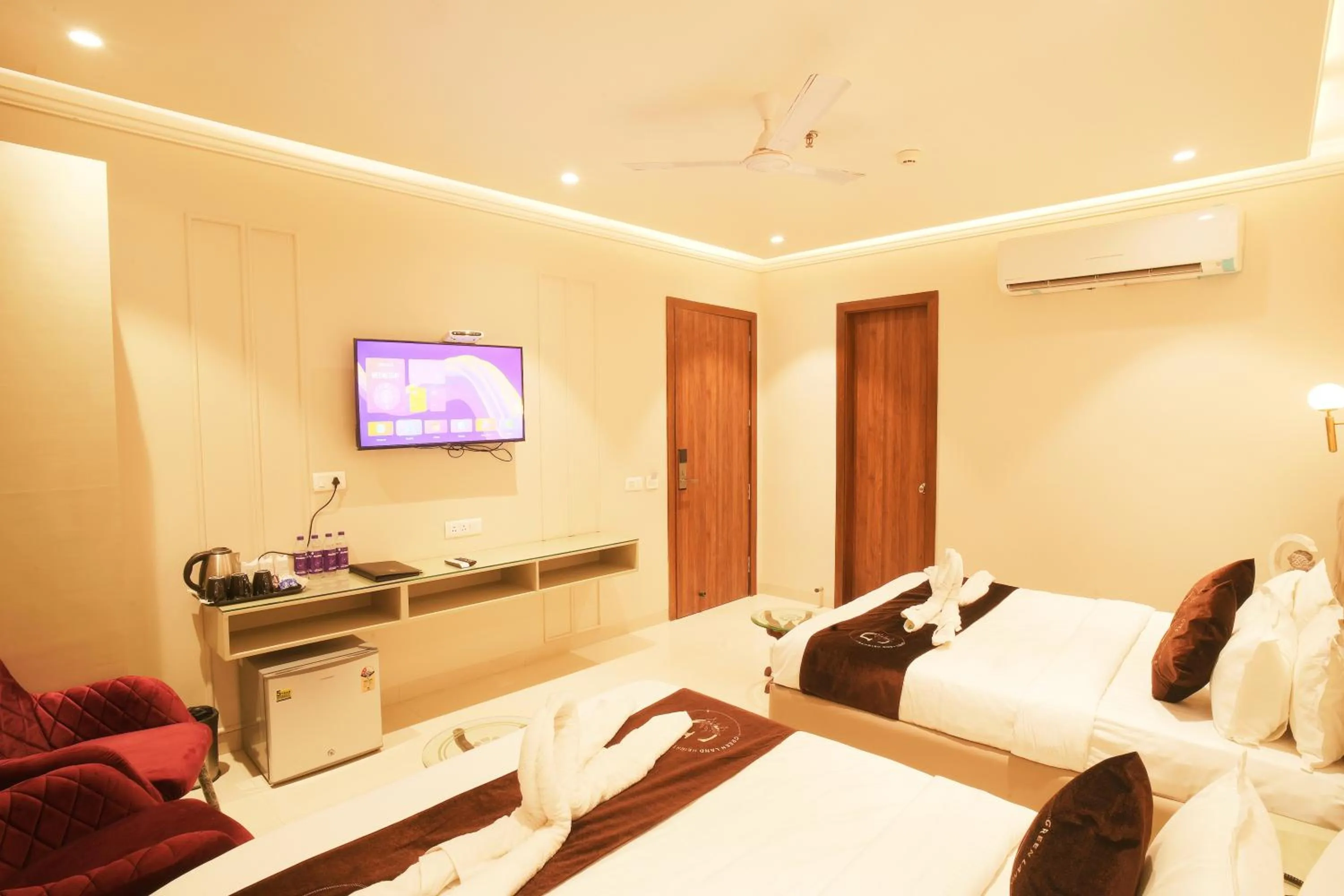 TV and multimedia, Bed in Hotel Green Land Heights