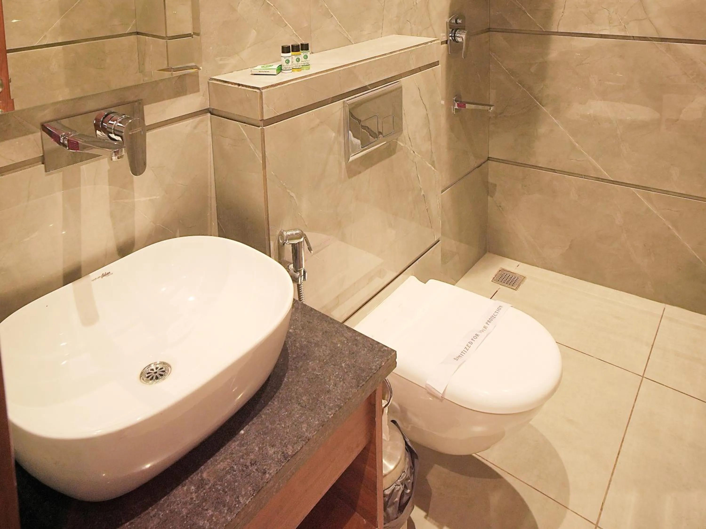 Shower in Hotel Green Land Heights