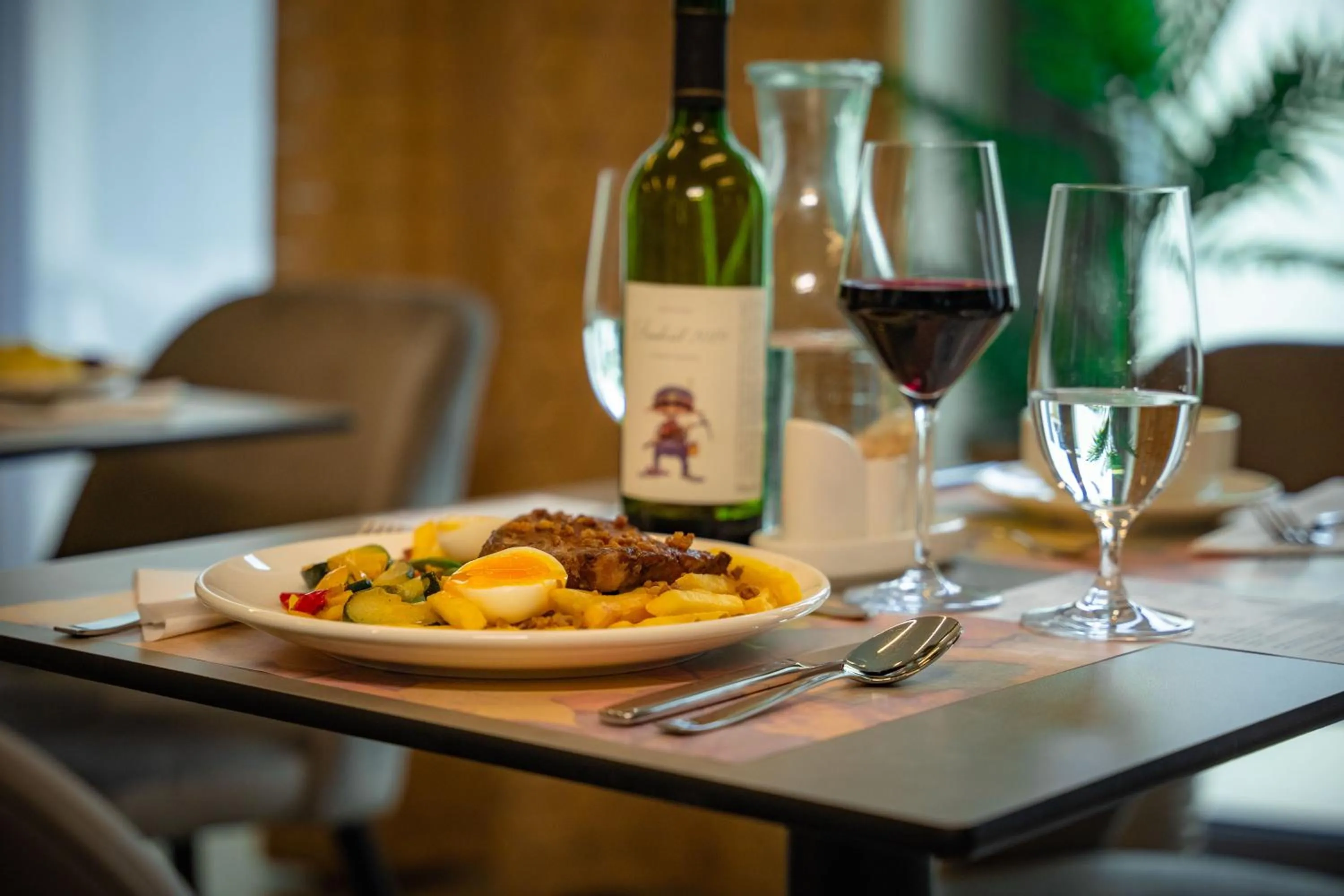 Restaurant/places to eat in Eleven Business & Sport Hotel