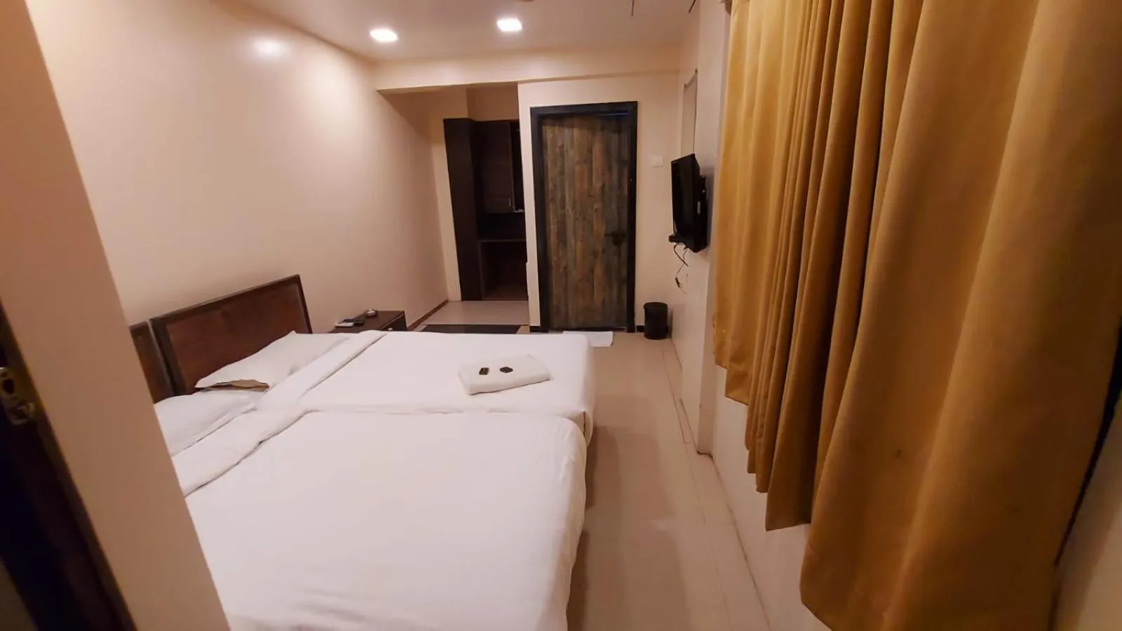 Bed in HOTEL RIGGA INN KOKILABEN DHIRUBHAI AMBANI Hospital