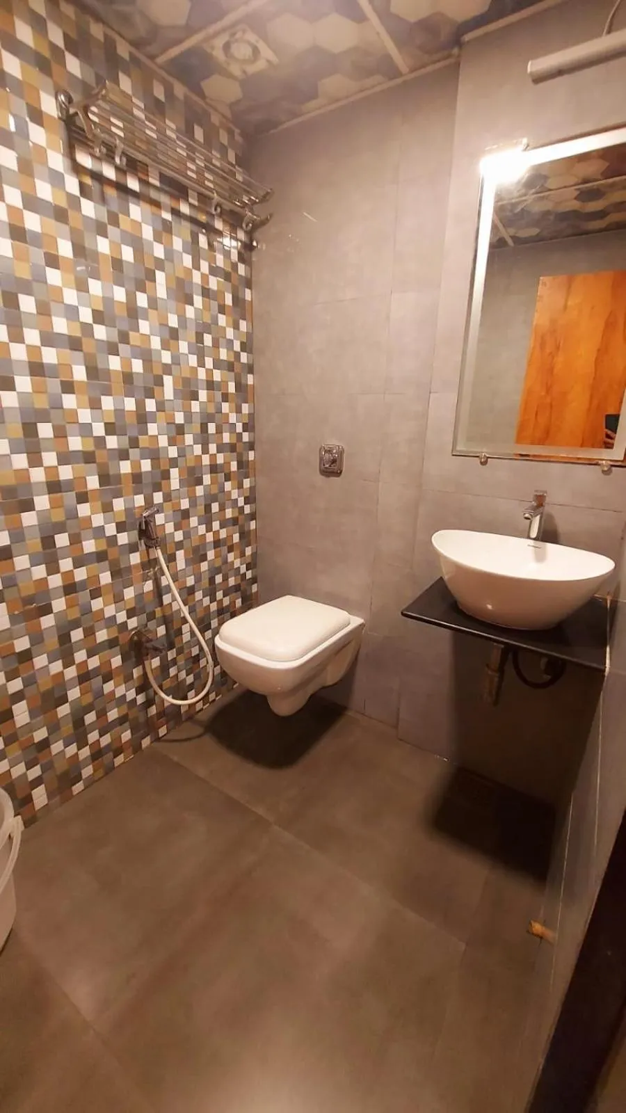 Toilet in HOTEL RIGGA INN KOKILABEN DHIRUBHAI AMBANI Hospital