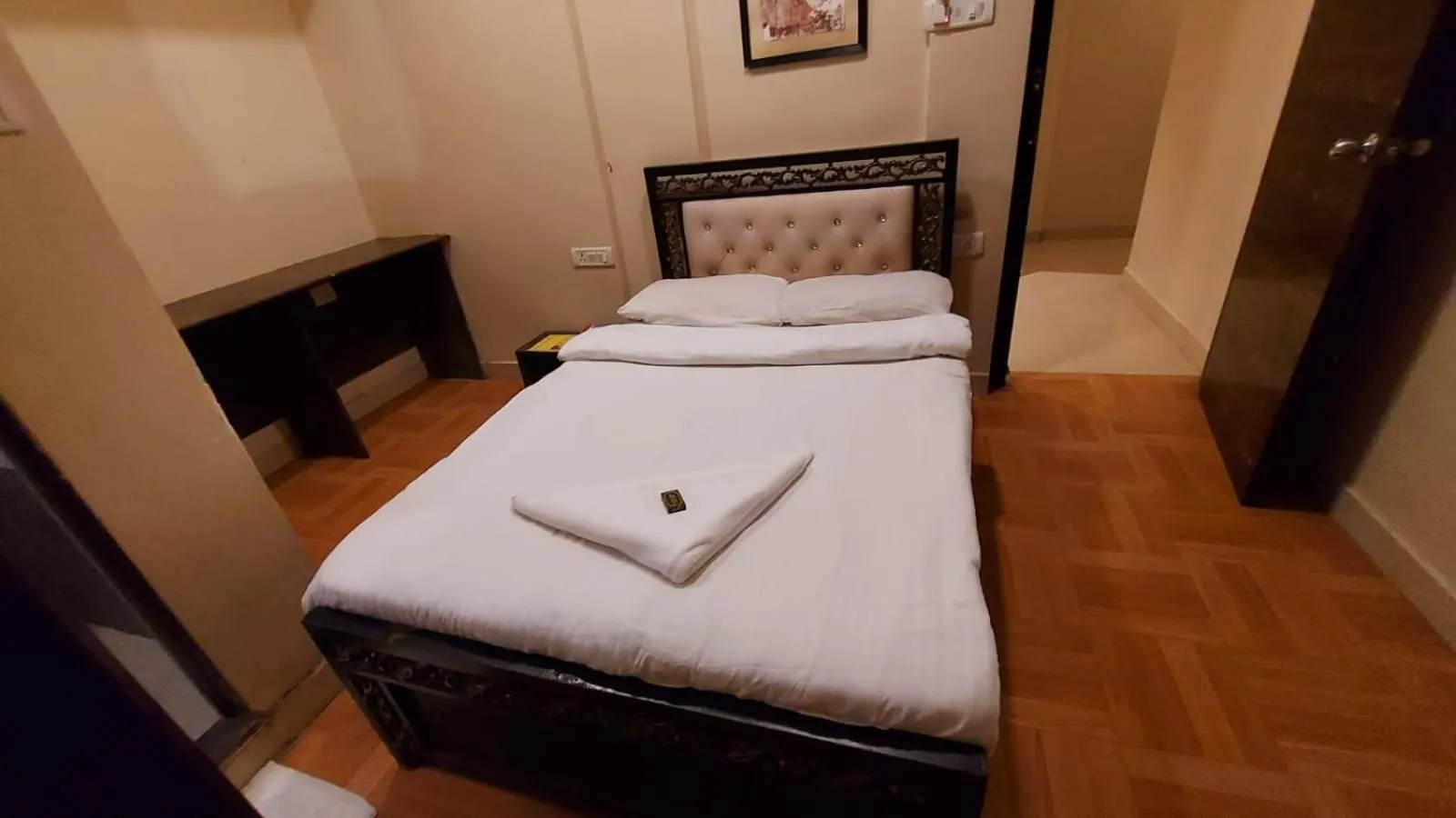 Bedroom, Bed in HOTEL RIGGA INN KOKILABEN DHIRUBHAI AMBANI Hospital