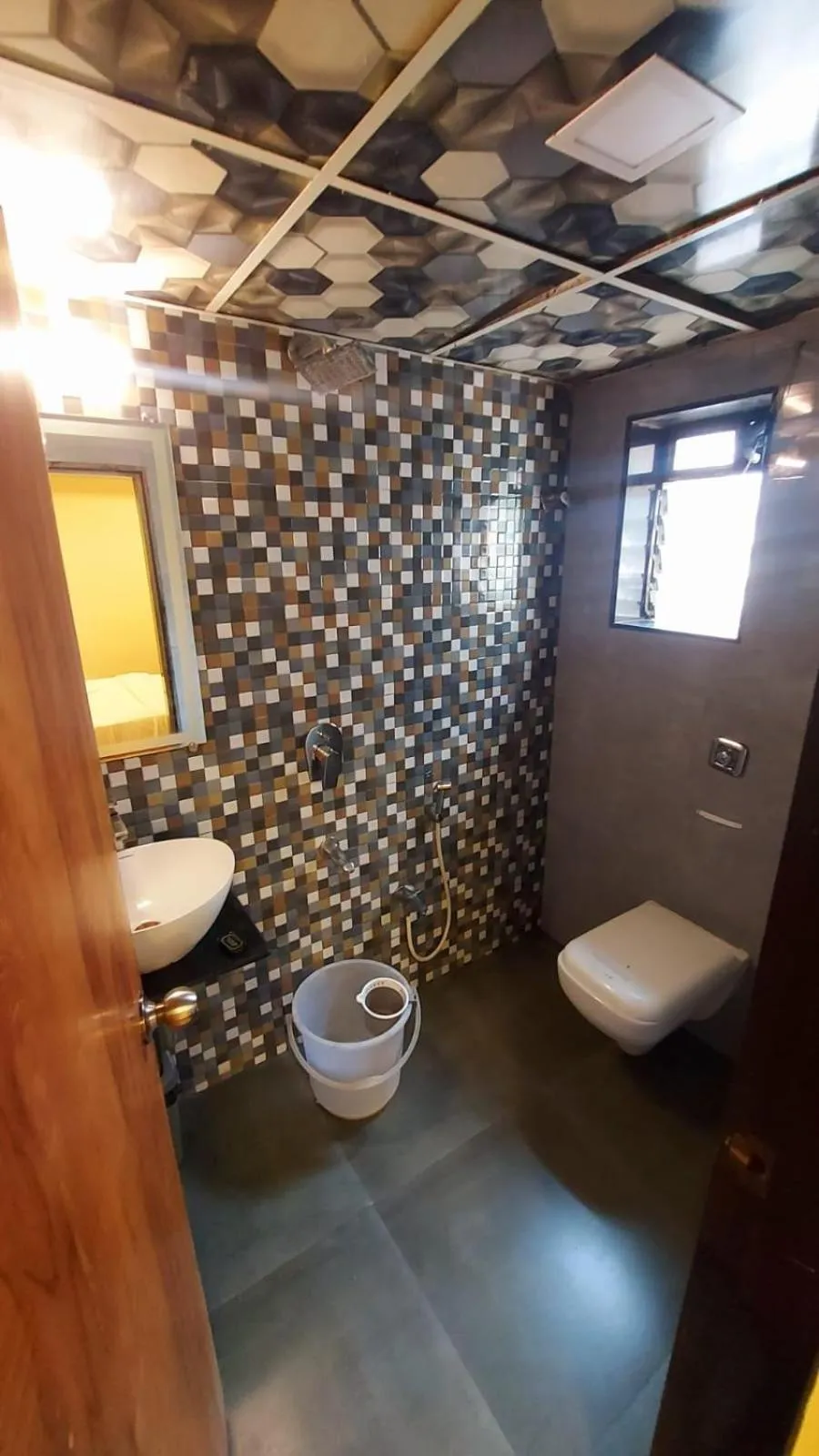 Toilet in HOTEL RIGGA INN KOKILABEN DHIRUBHAI AMBANI Hospital