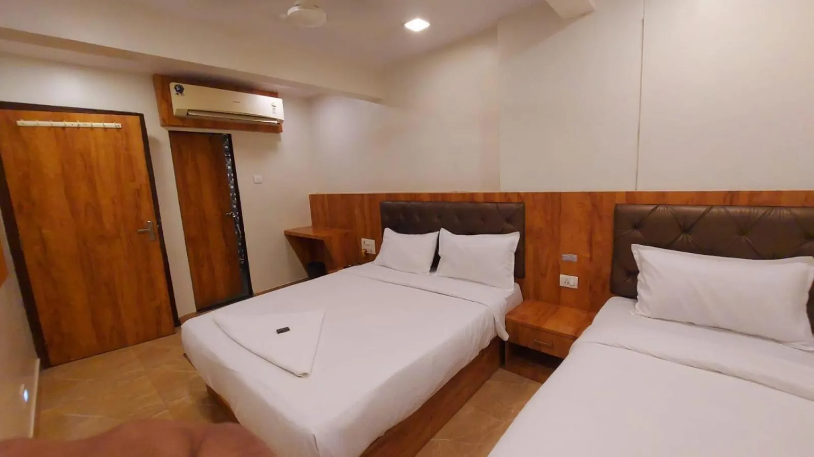 Bedroom, Bed in HOTEL RIGGA INN KOKILABEN DHIRUBHAI AMBANI Hospital