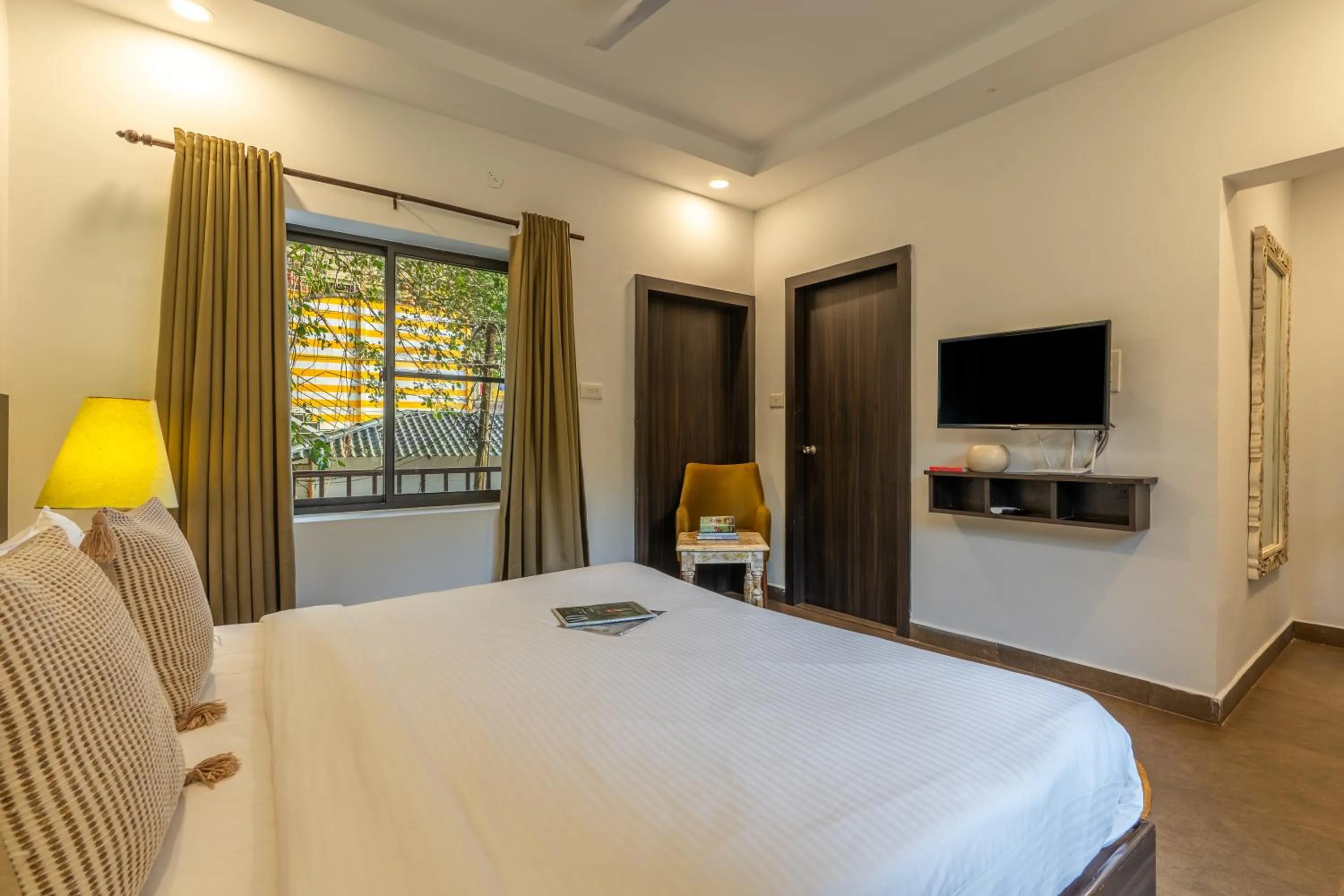 Photo of the whole room, Bed in Locomo Boutique, Morjim - Cozy tropical stay, near beach