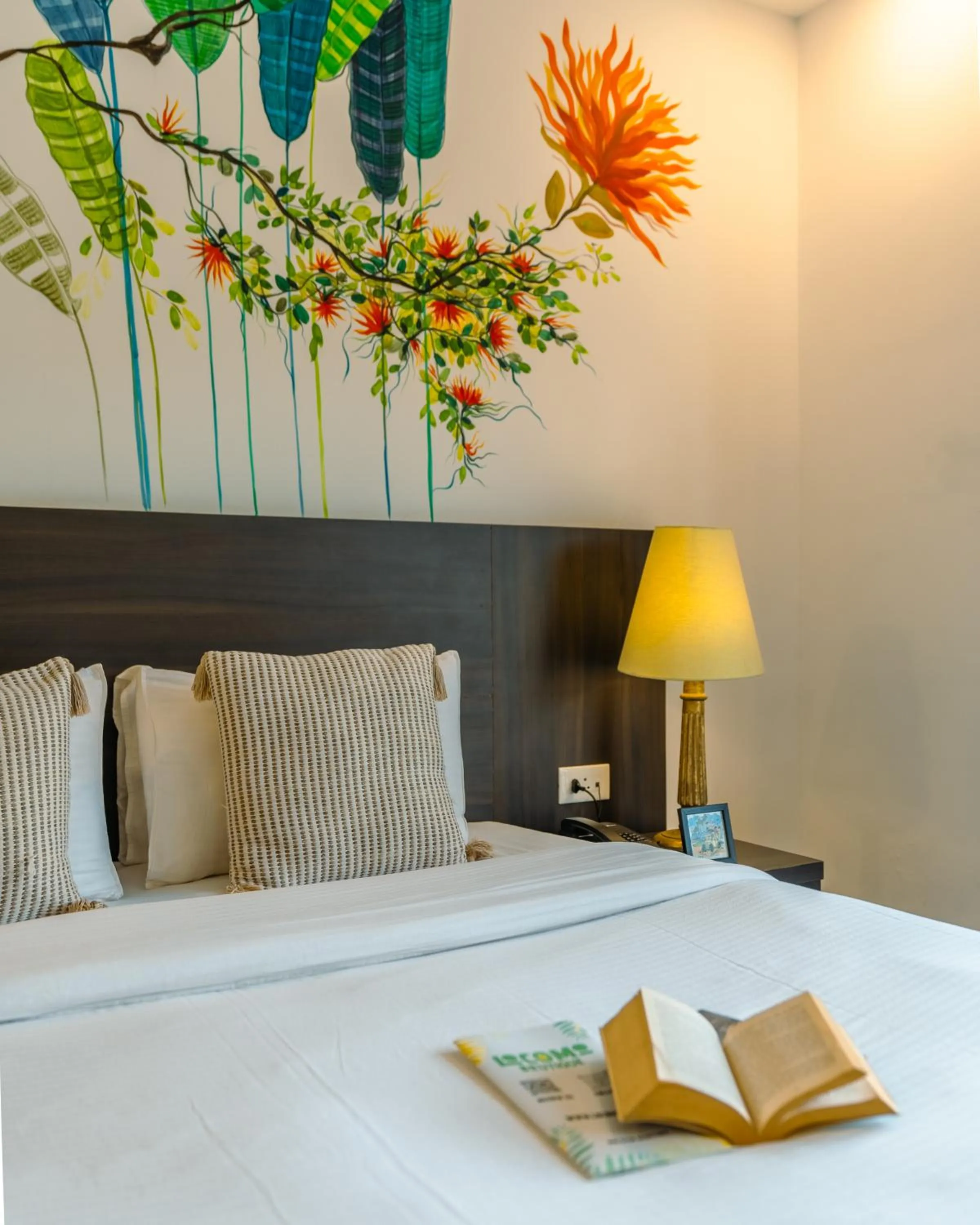 Bed in Locomo Boutique, Morjim - Cozy tropical stay, near beach