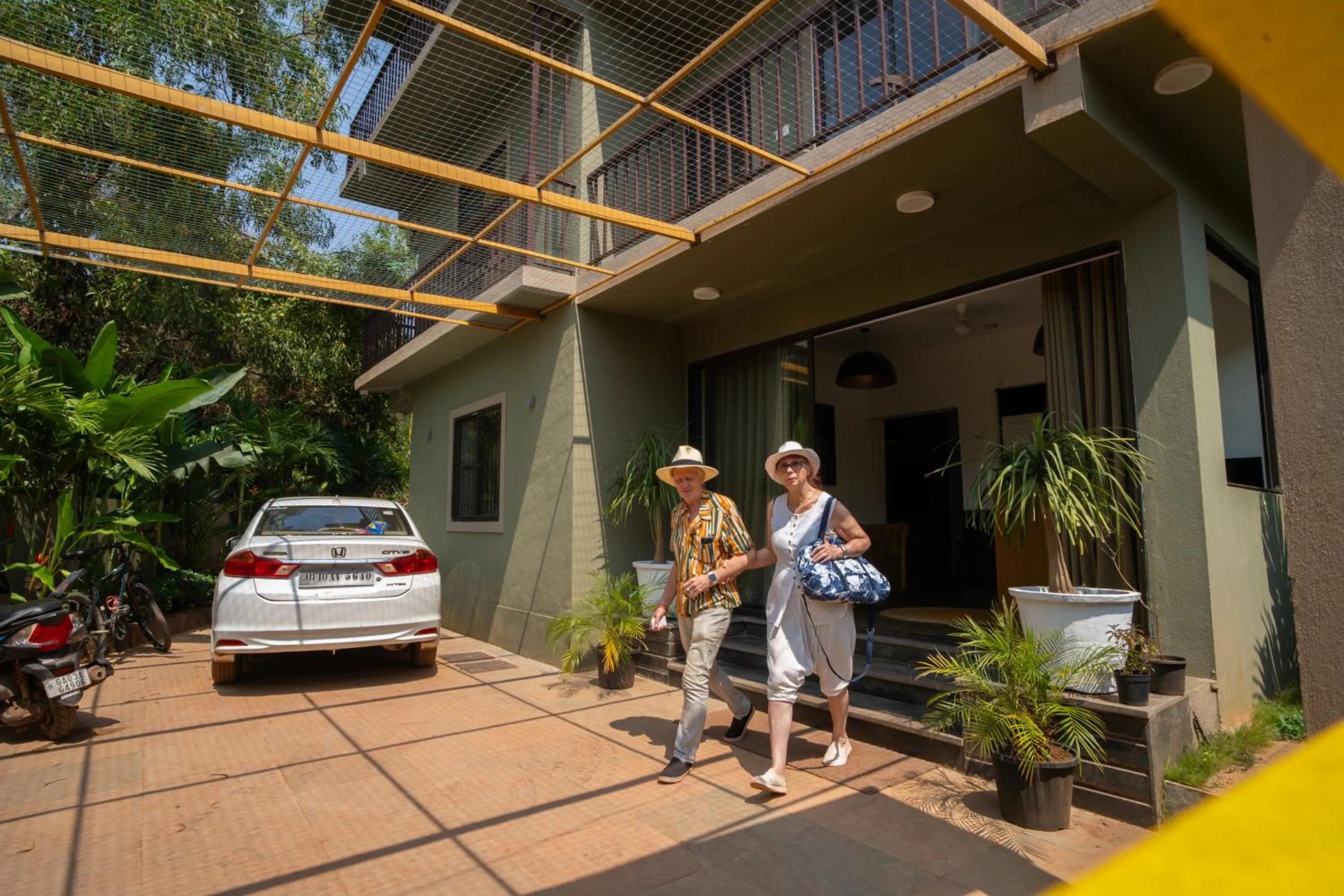 Day in Locomo Boutique, Morjim - Cozy tropical stay, near beach