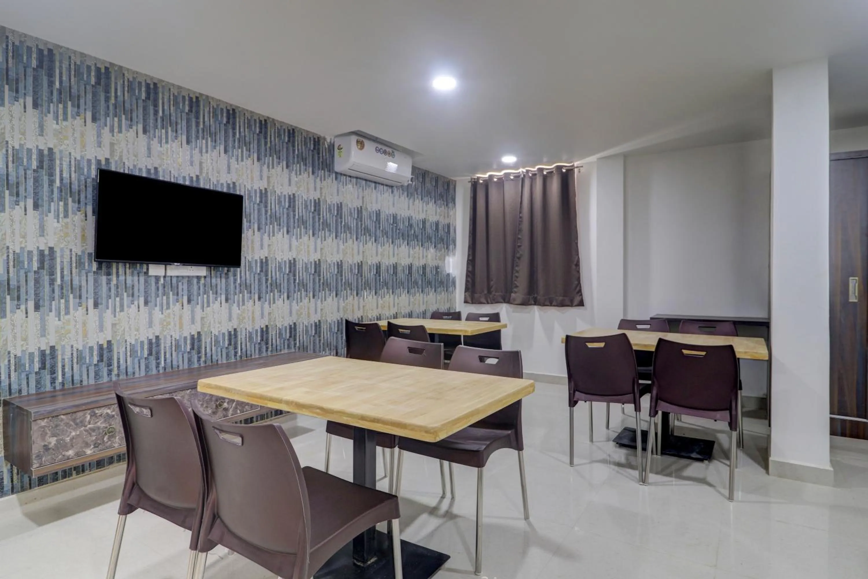 Restaurant/places to eat in Treebo Destination Inn