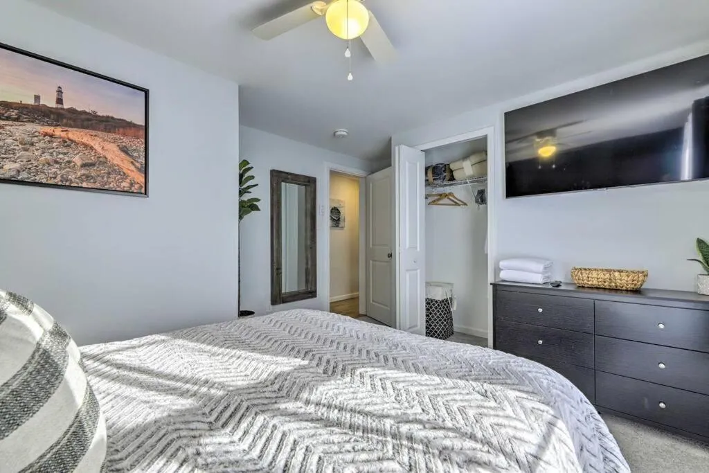 Bed in NEW! Updated Mystic Home w/ Sauna, Hot Tub & Deck