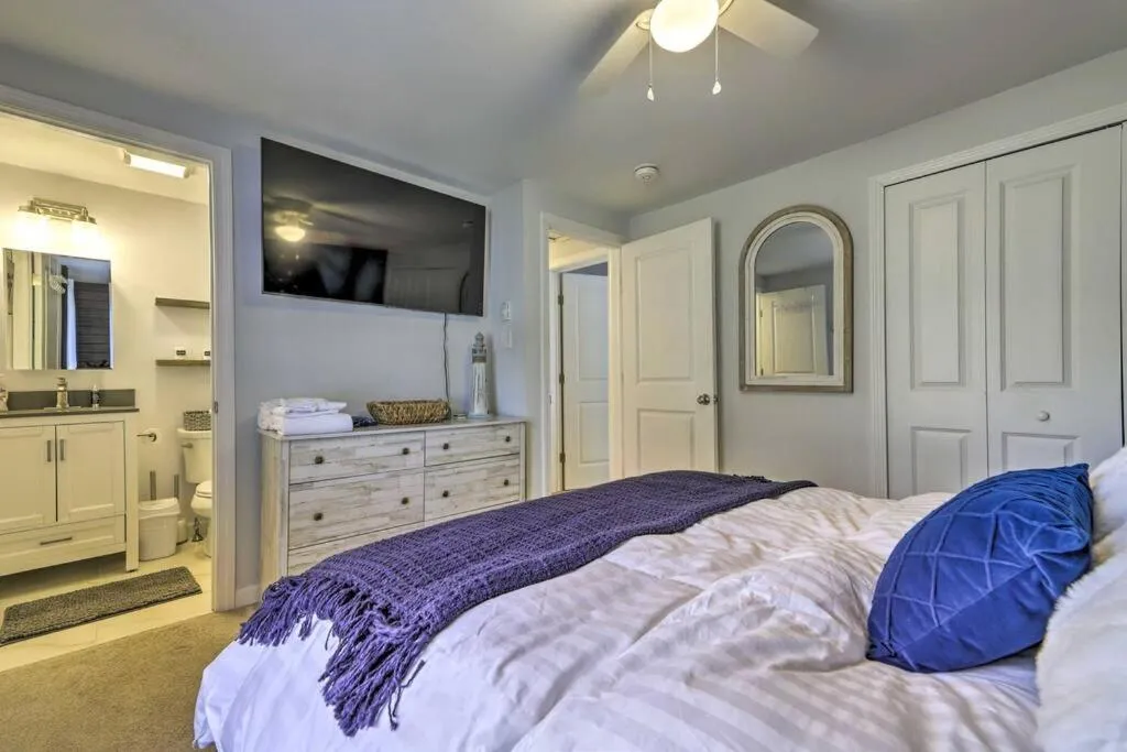 Bed in NEW! Updated Mystic Home w/ Sauna, Hot Tub & Deck