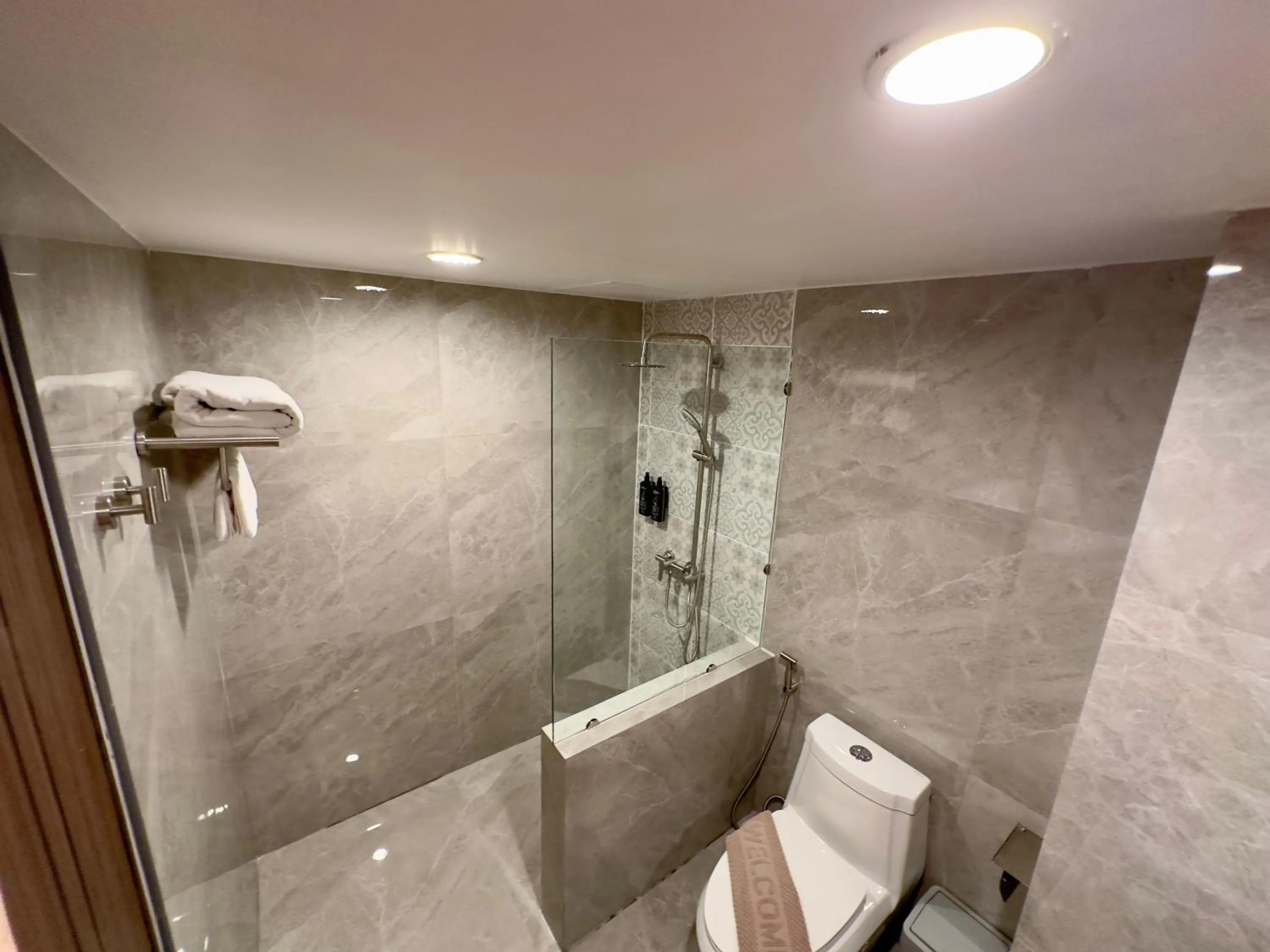 Shower in Grand Orlov Apart Hotel