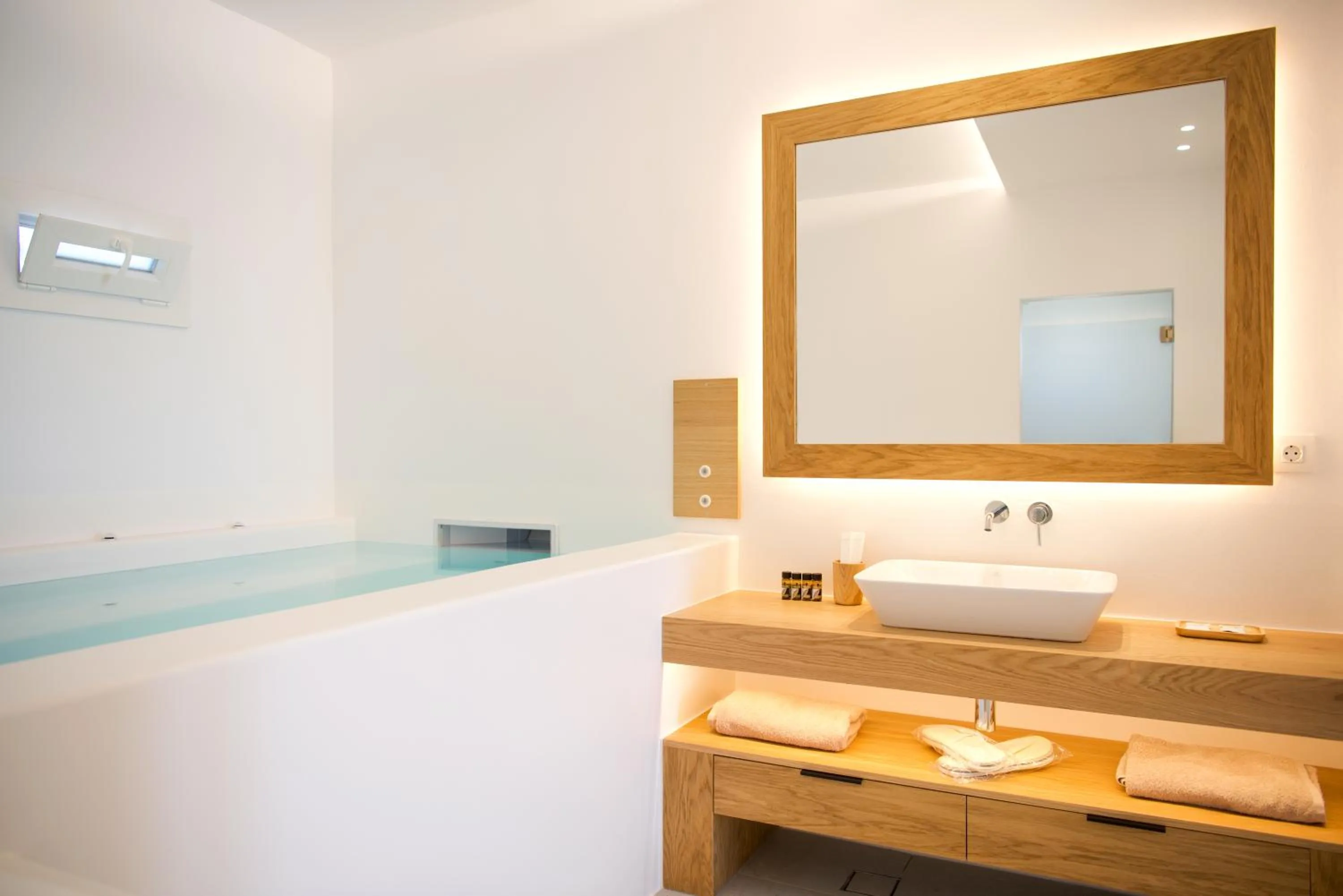 Hot Tub in Elit Suites Mykonos
