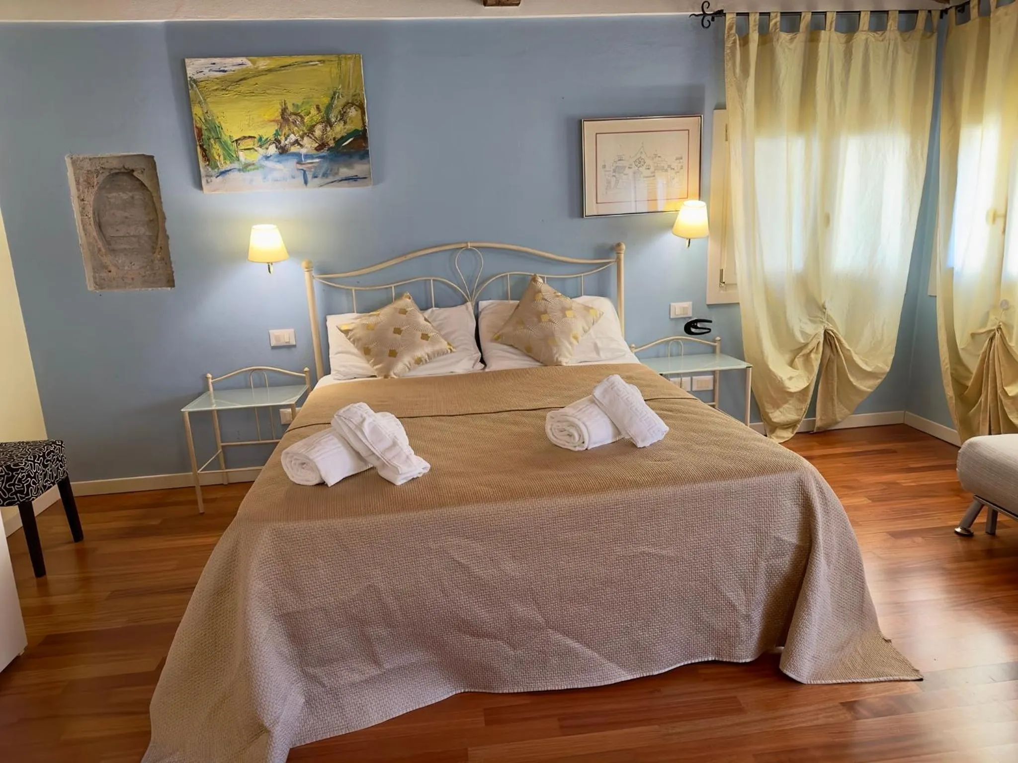 towels, Bed in First Dream Venice