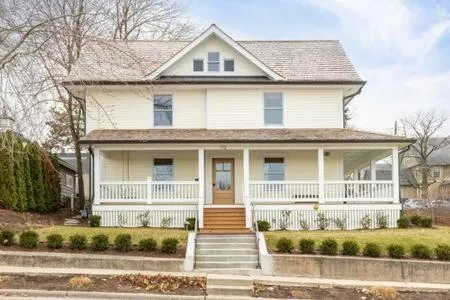 Downtown Luxury Farmhouse Apartment #4