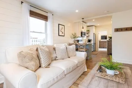 Downtown Luxury Farmhouse Apartment #4