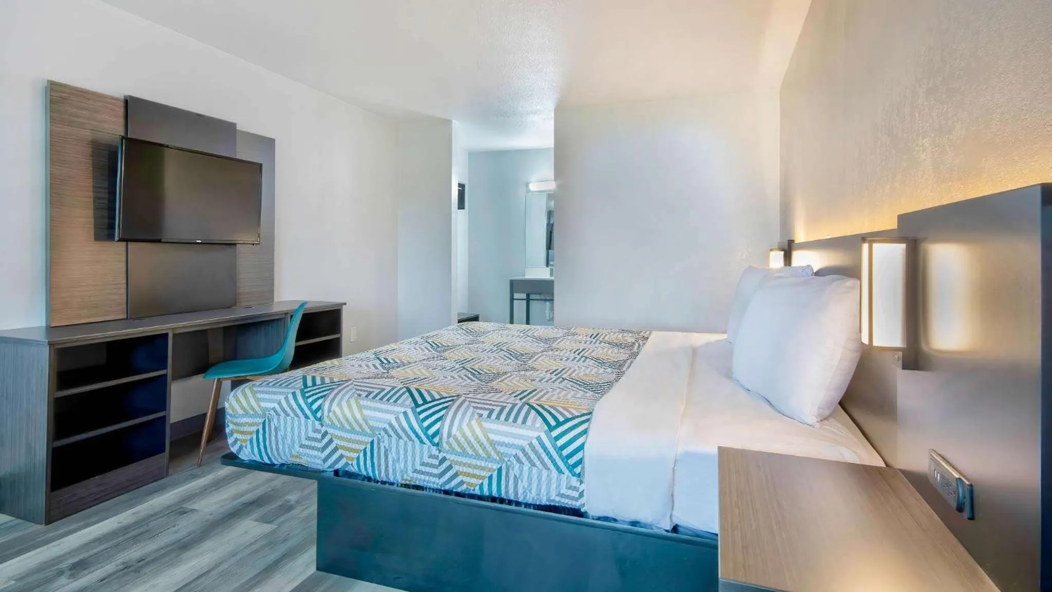 Photo of the whole room, Bed in Studio 6 Texarkana TX