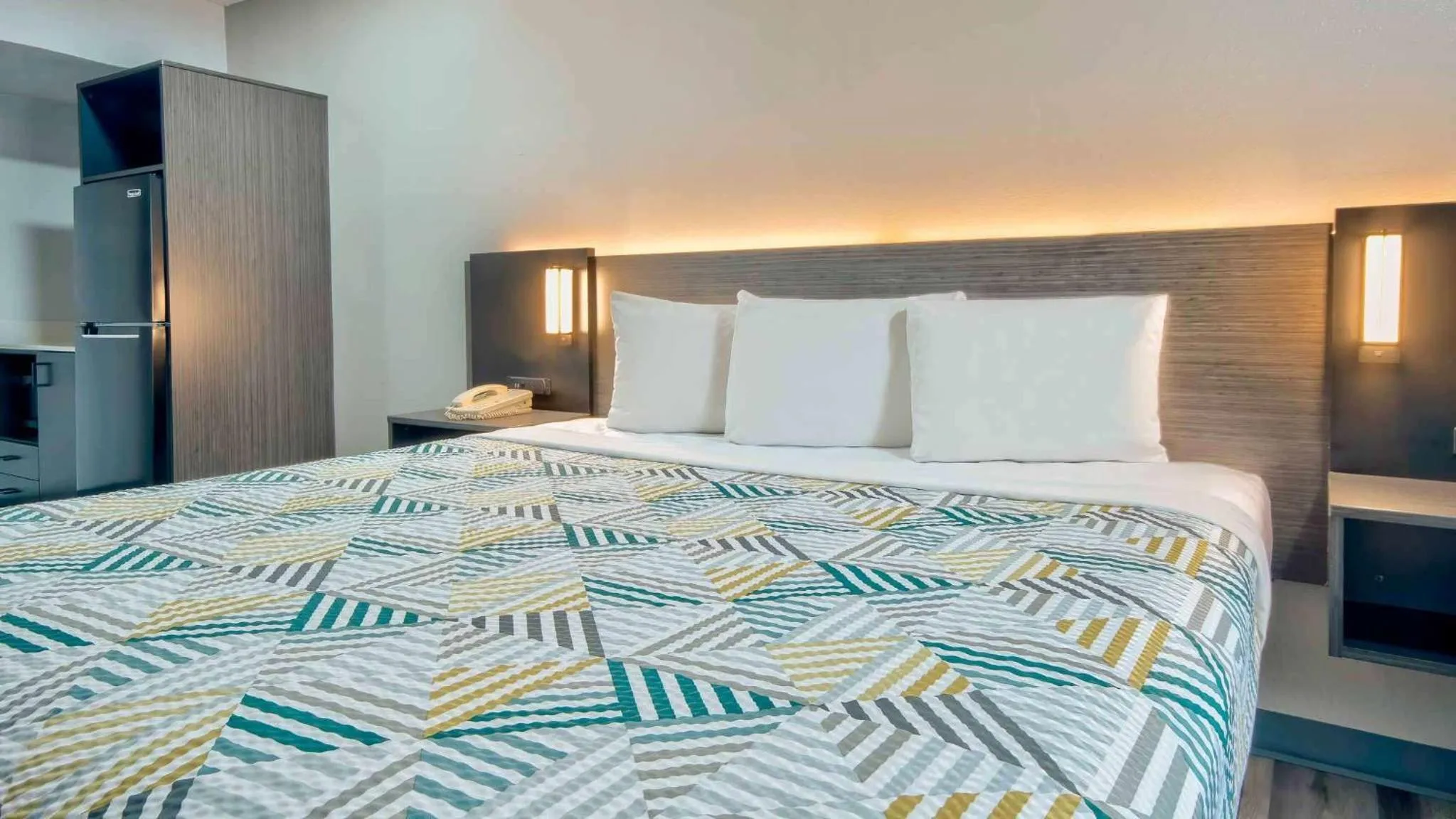 Photo of the whole room, Bed in Studio 6 Texarkana TX