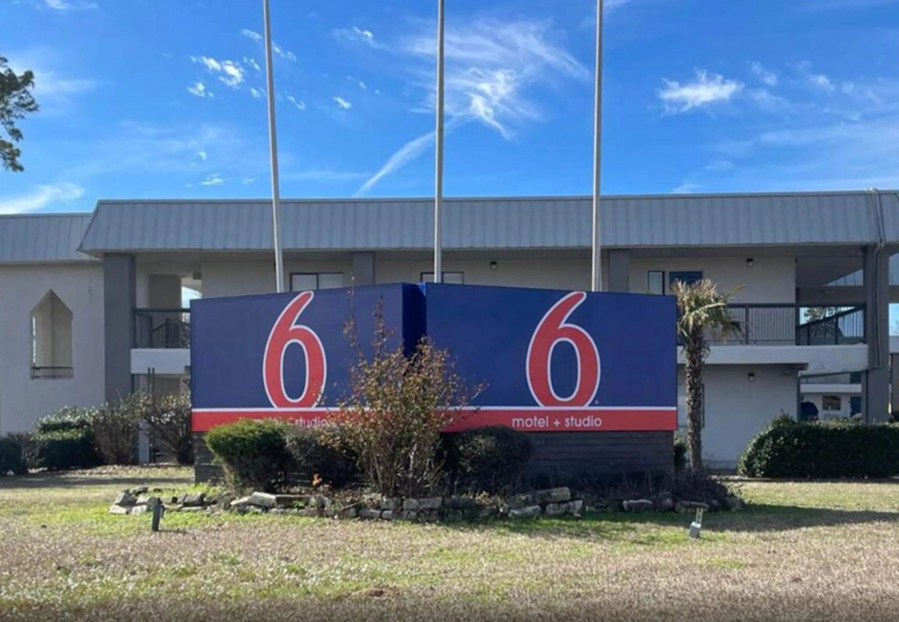 Facade/entrance in Studio 6 Texarkana TX