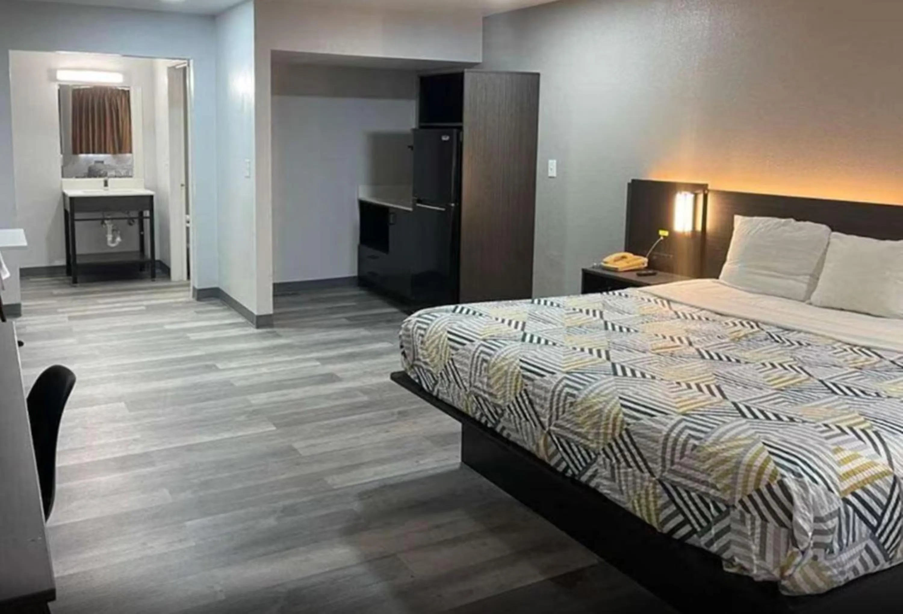 Bedroom, Bed in Studio 6 Texarkana TX