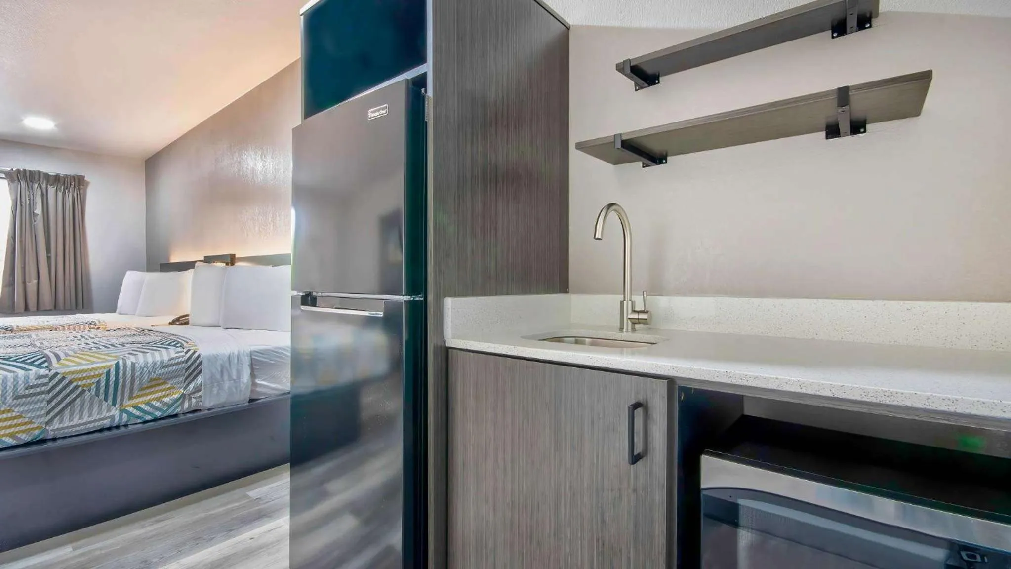 Photo of the whole room, Bed in Studio 6 Texarkana TX