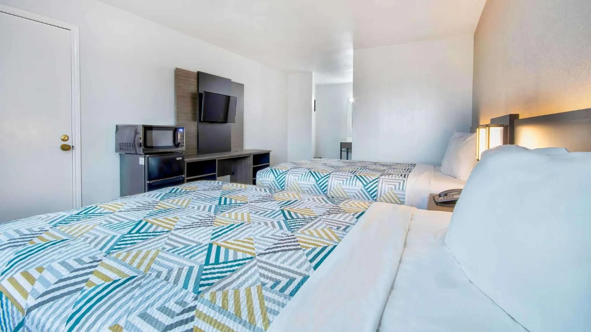 Photo of the whole room, Bed in Studio 6 Texarkana TX