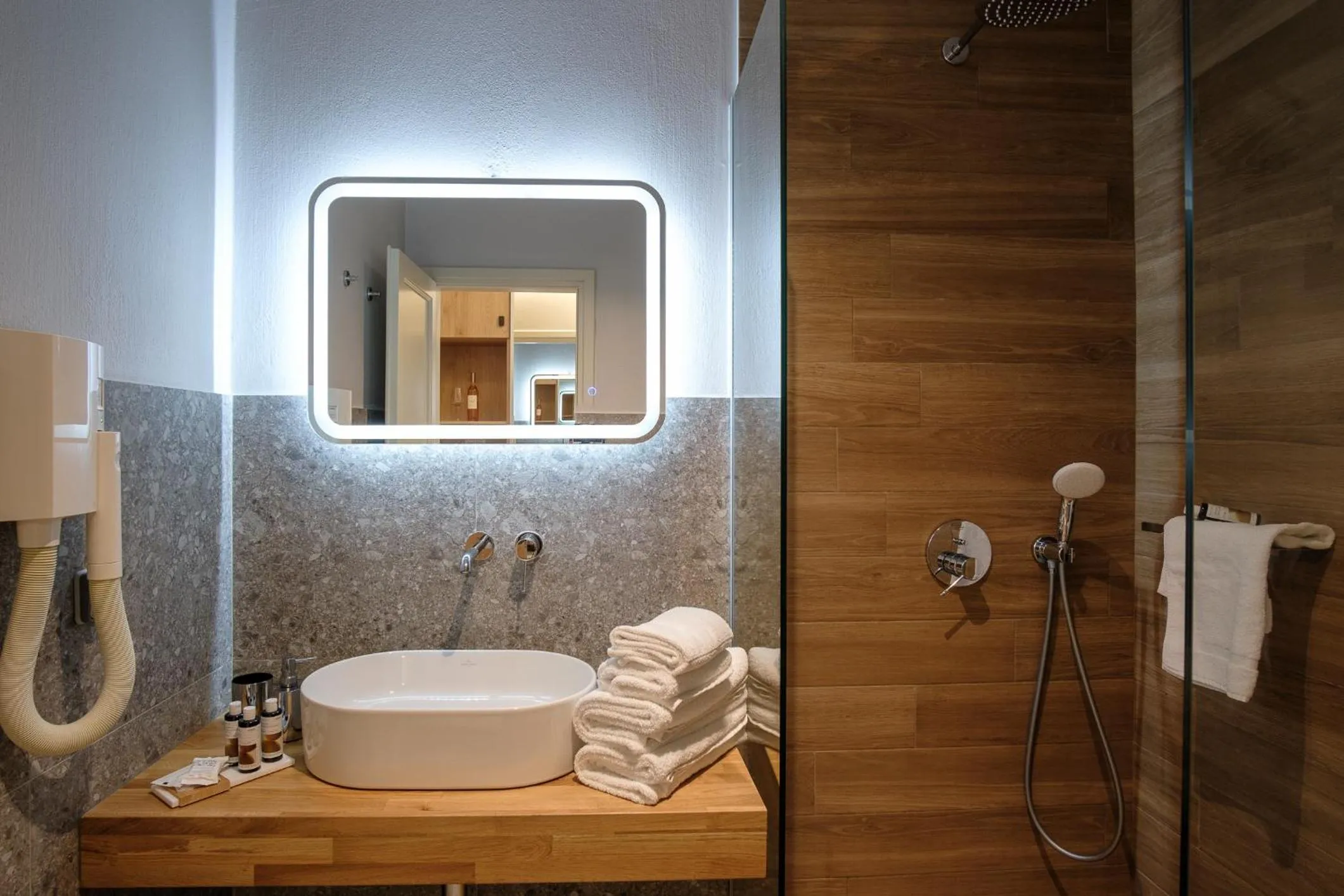 Shower in Bourtzi Hotel