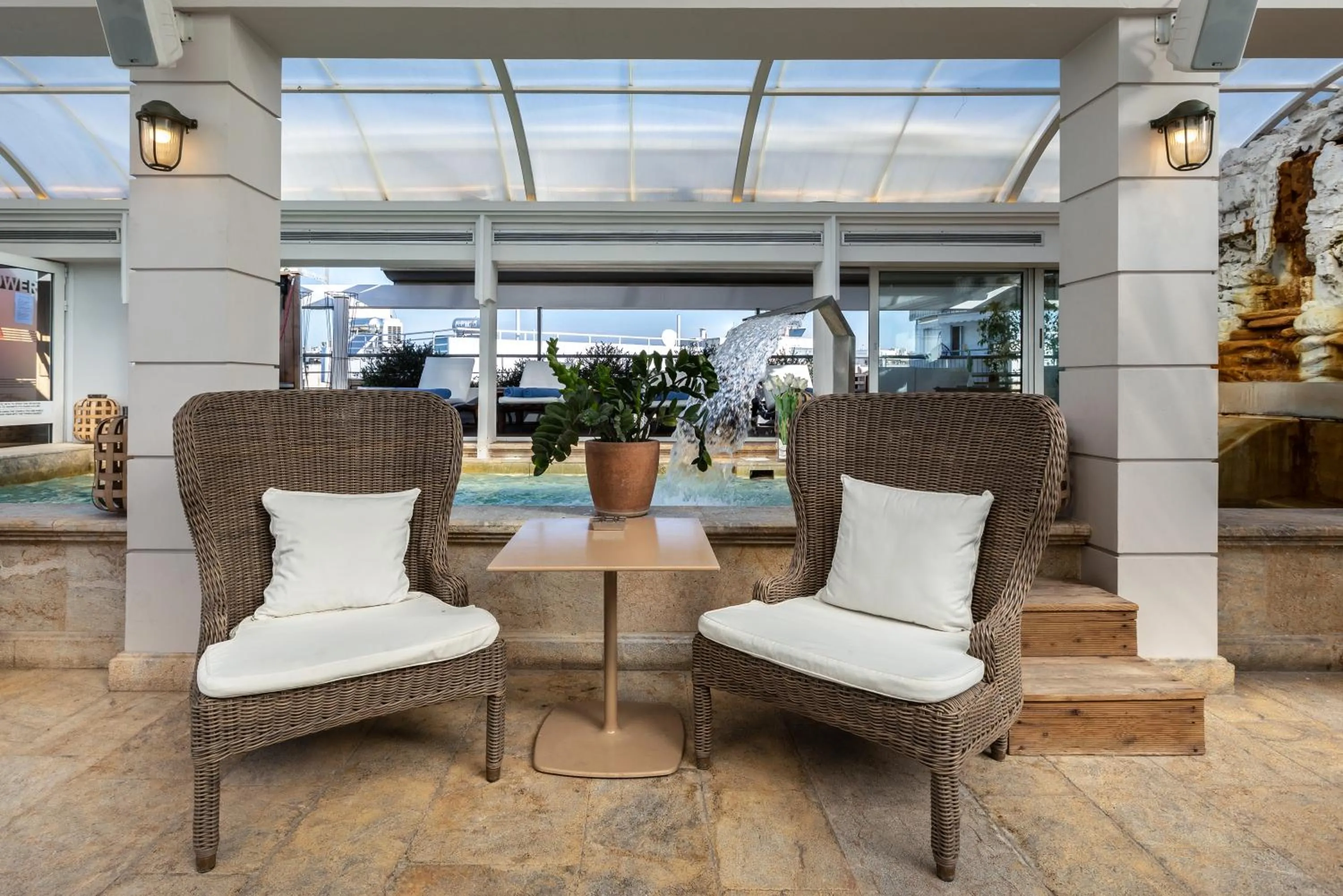 Swimming pool in Coral Hotel Athens