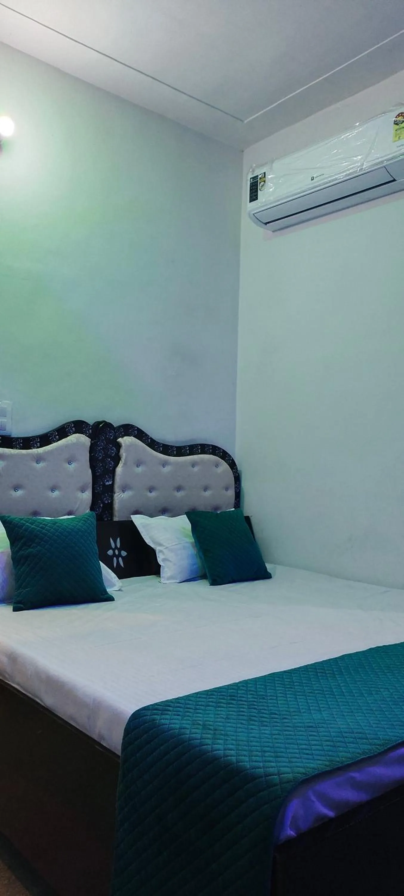 Bed in Hotel Holiday