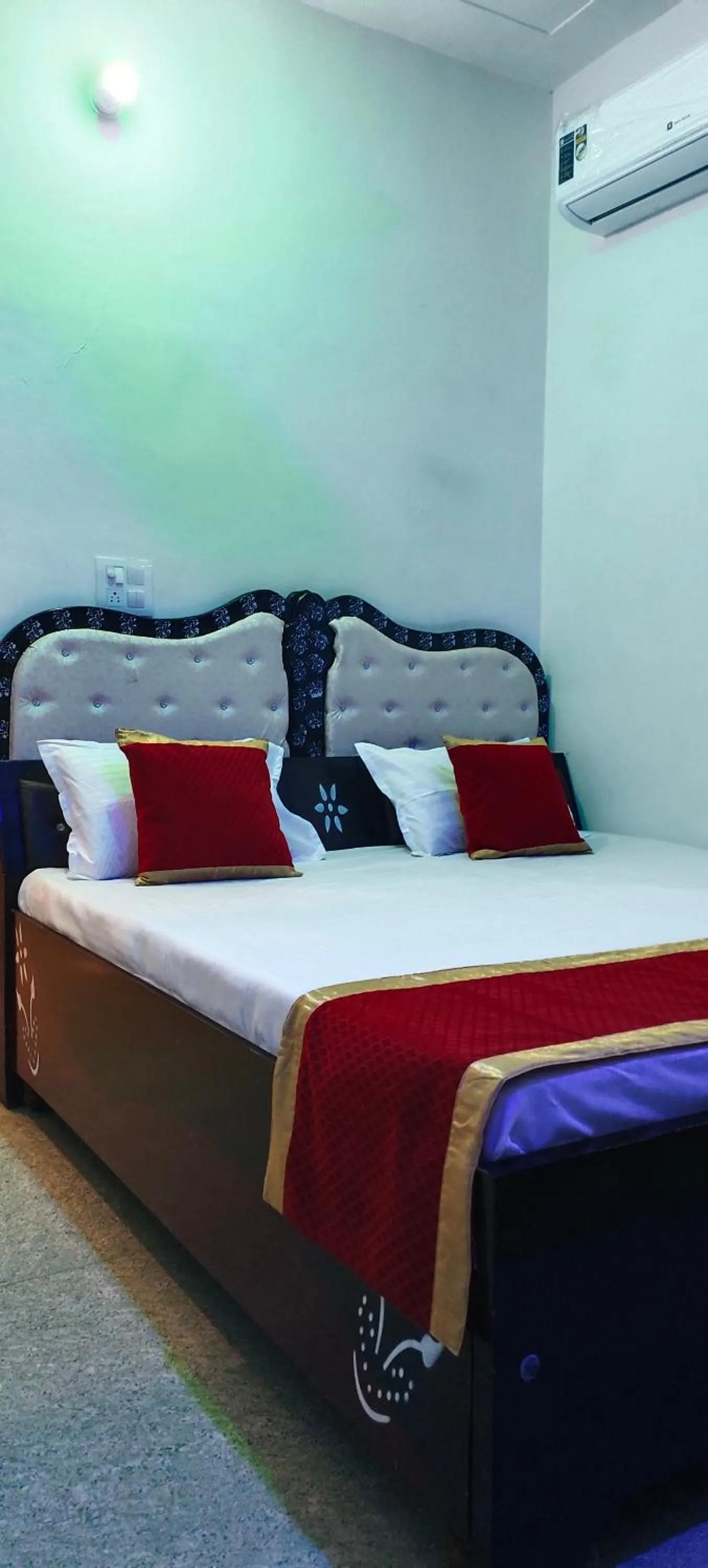 Bed in Hotel Holiday