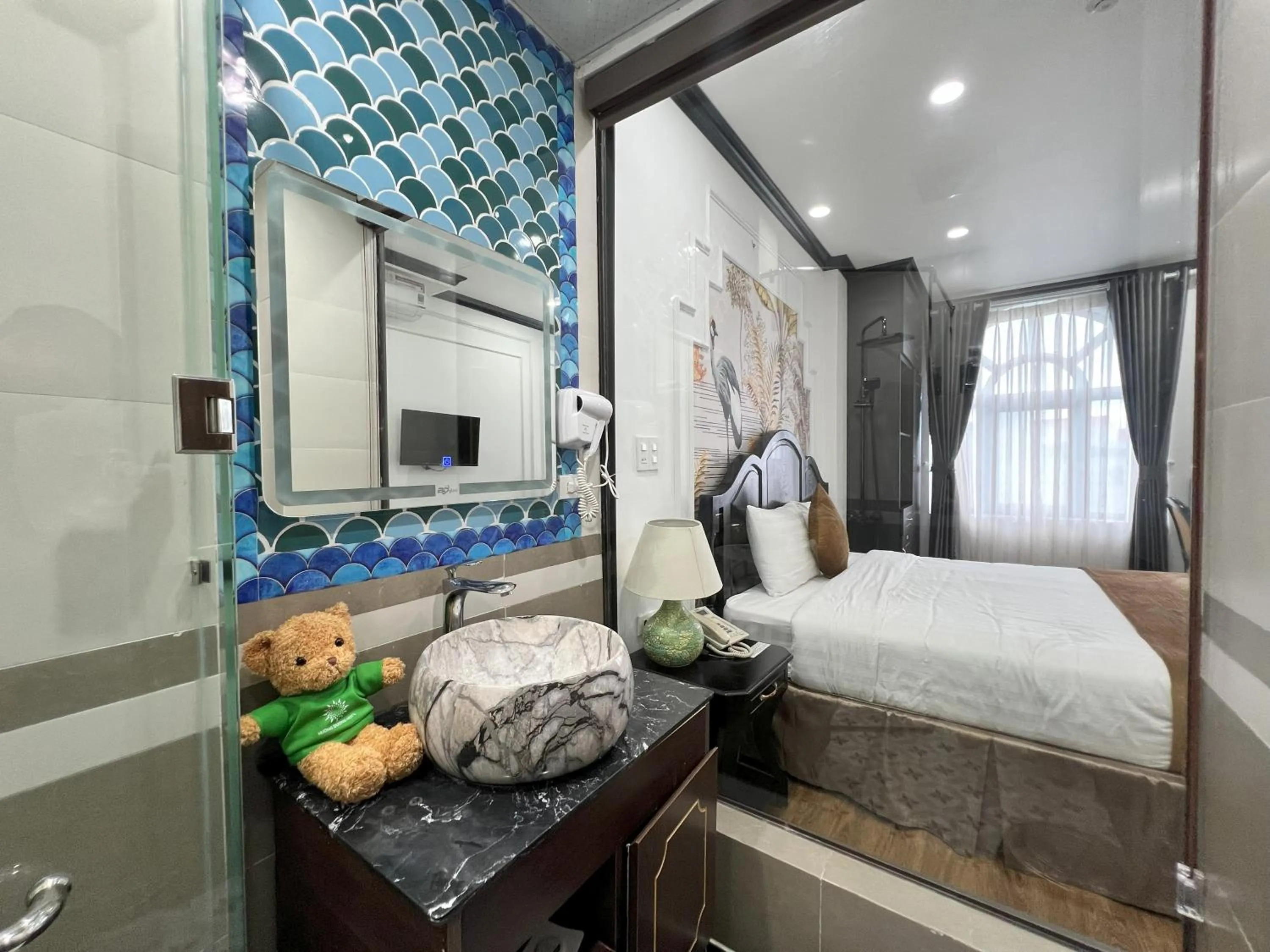 Shower, Bed in HƯỚNG DƯƠNG HOTEL THANH HOÁ