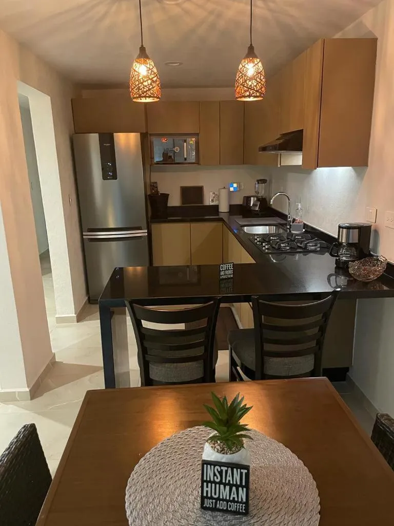 Dining area in Departamento Céntrico y Moderno en Cancún.