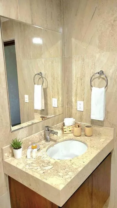 Bathroom in Departamento Céntrico y Moderno en Cancún.
