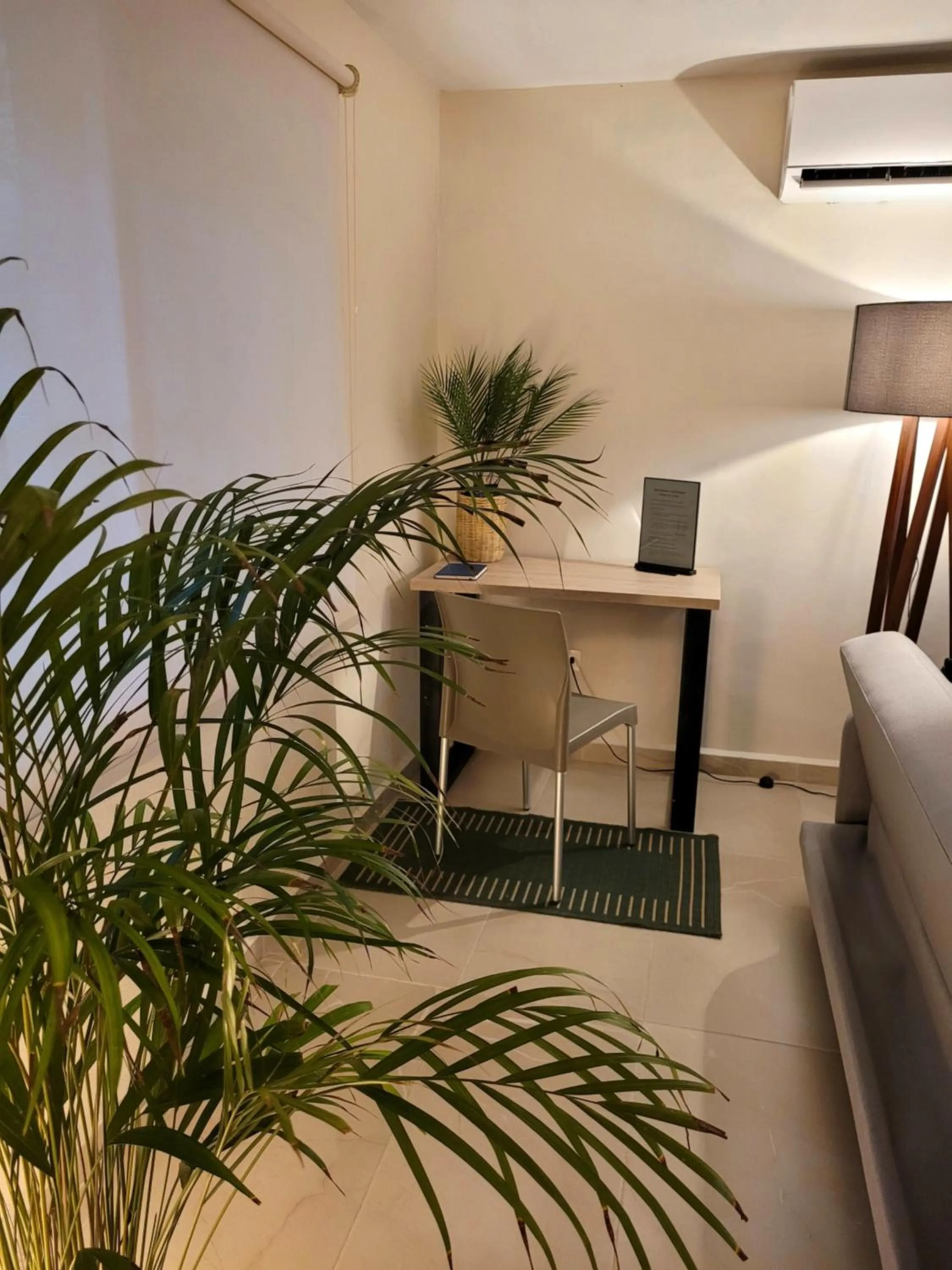 Seating area in Departamento Céntrico y Moderno en Cancún.