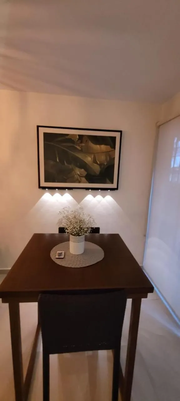 Dining area in Departamento Céntrico y Moderno en Cancún.