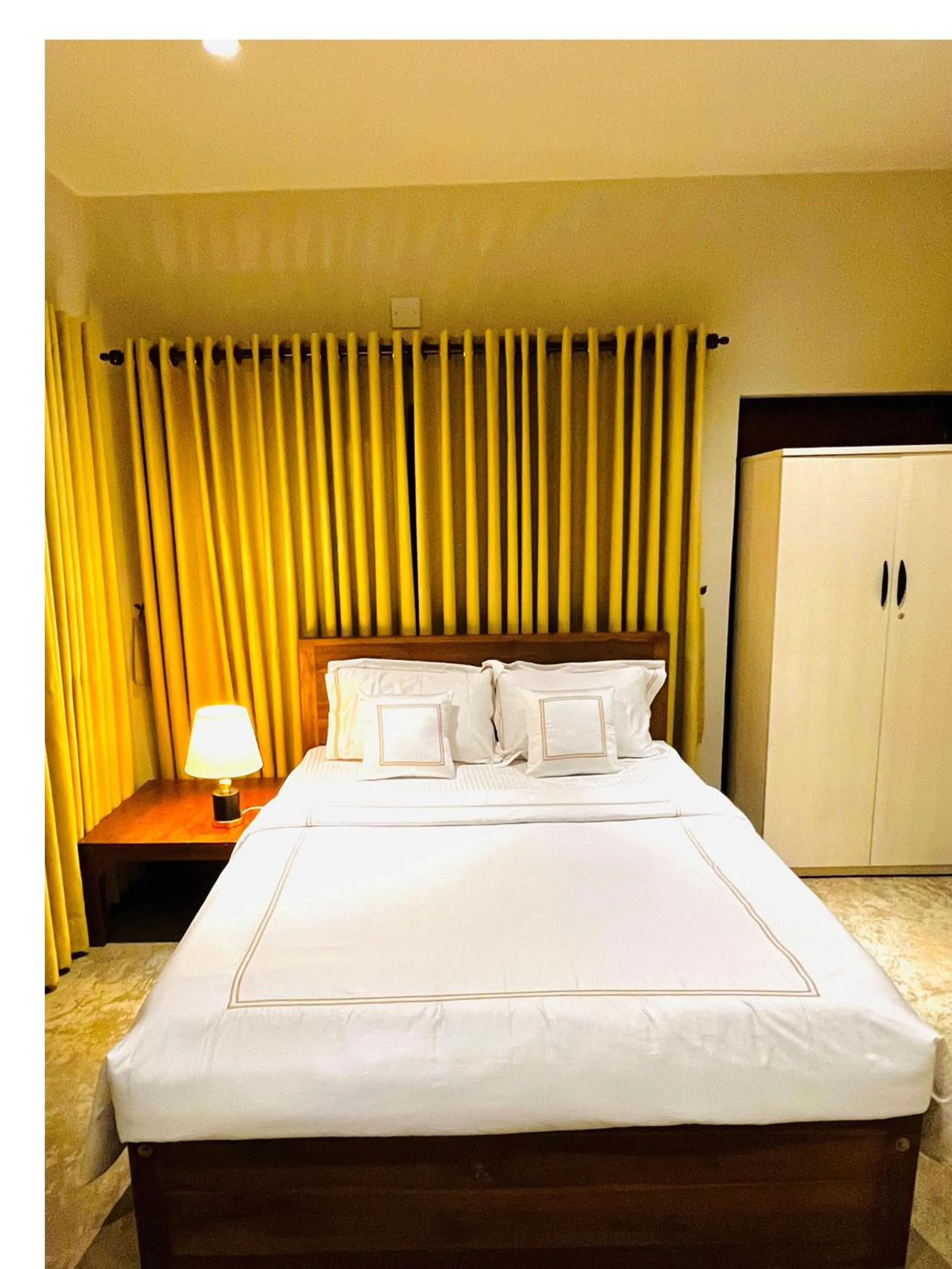 Bedroom, Bed in Ceylon Kingsmen Garden - Katunayake Airport Transit Hotels