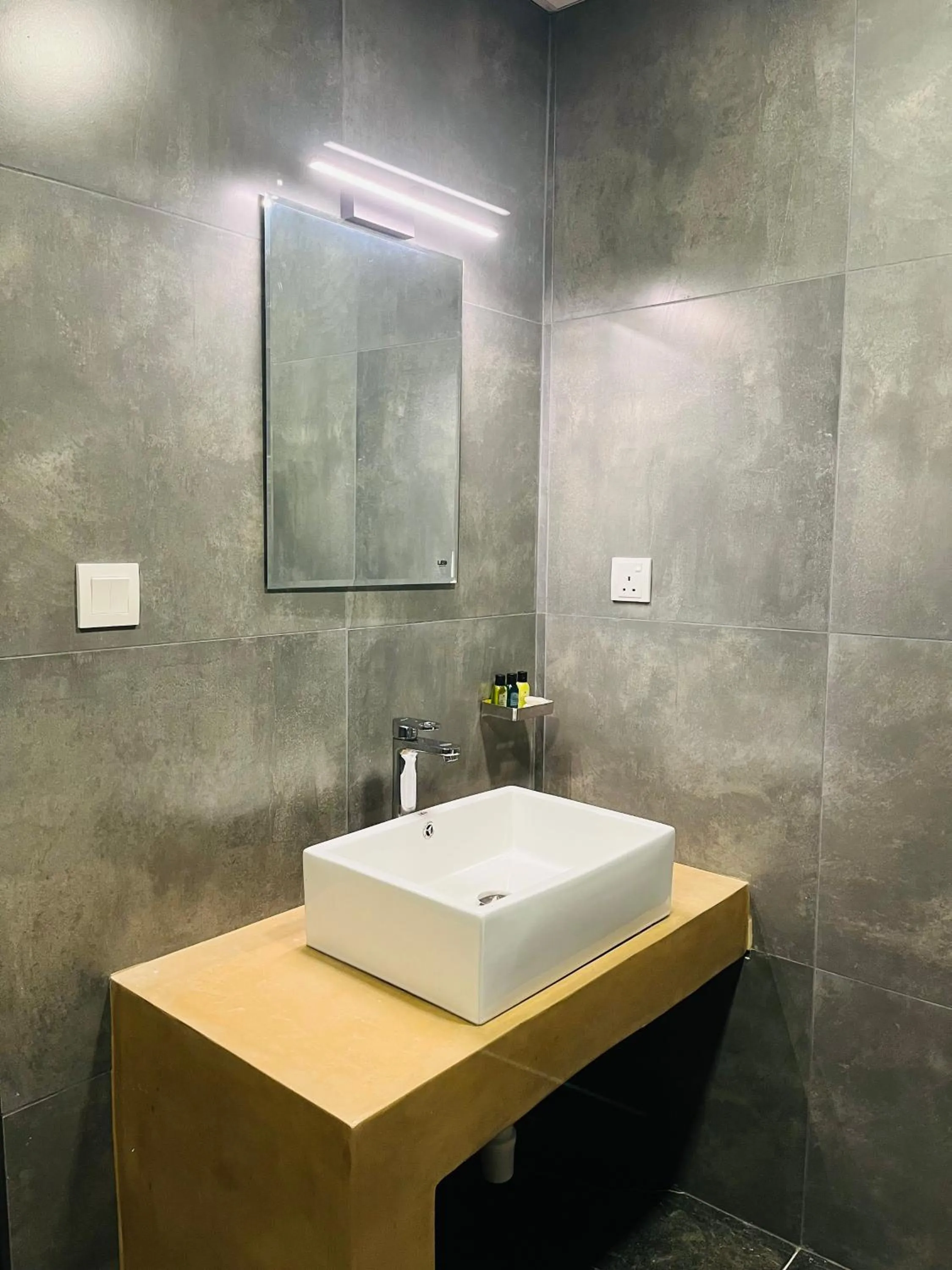 Bathroom in Ceylon Kingsmen Garden - Katunayake Airport Transit Hotels