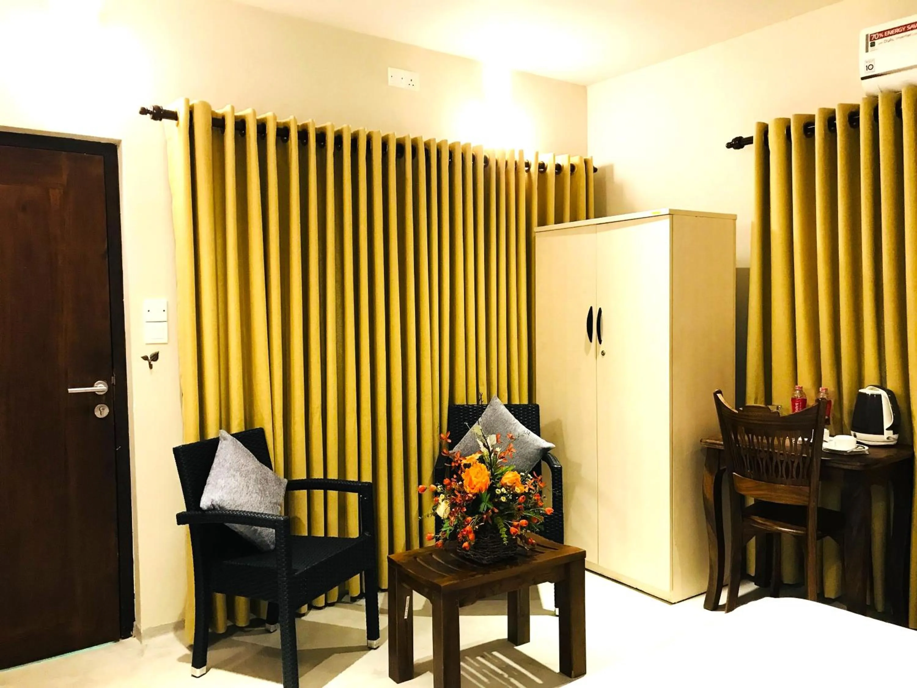 Seating area in Ceylon Kingsmen Garden - Katunayake Airport Transit Hotels