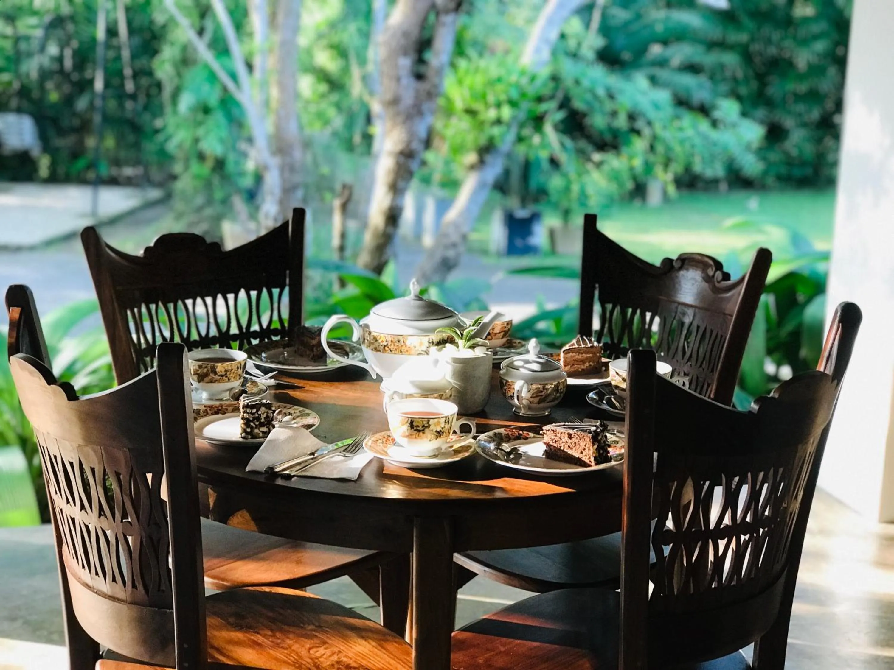 Seating area in Ceylon Kingsmen Garden - Katunayake Airport Transit Hotels
